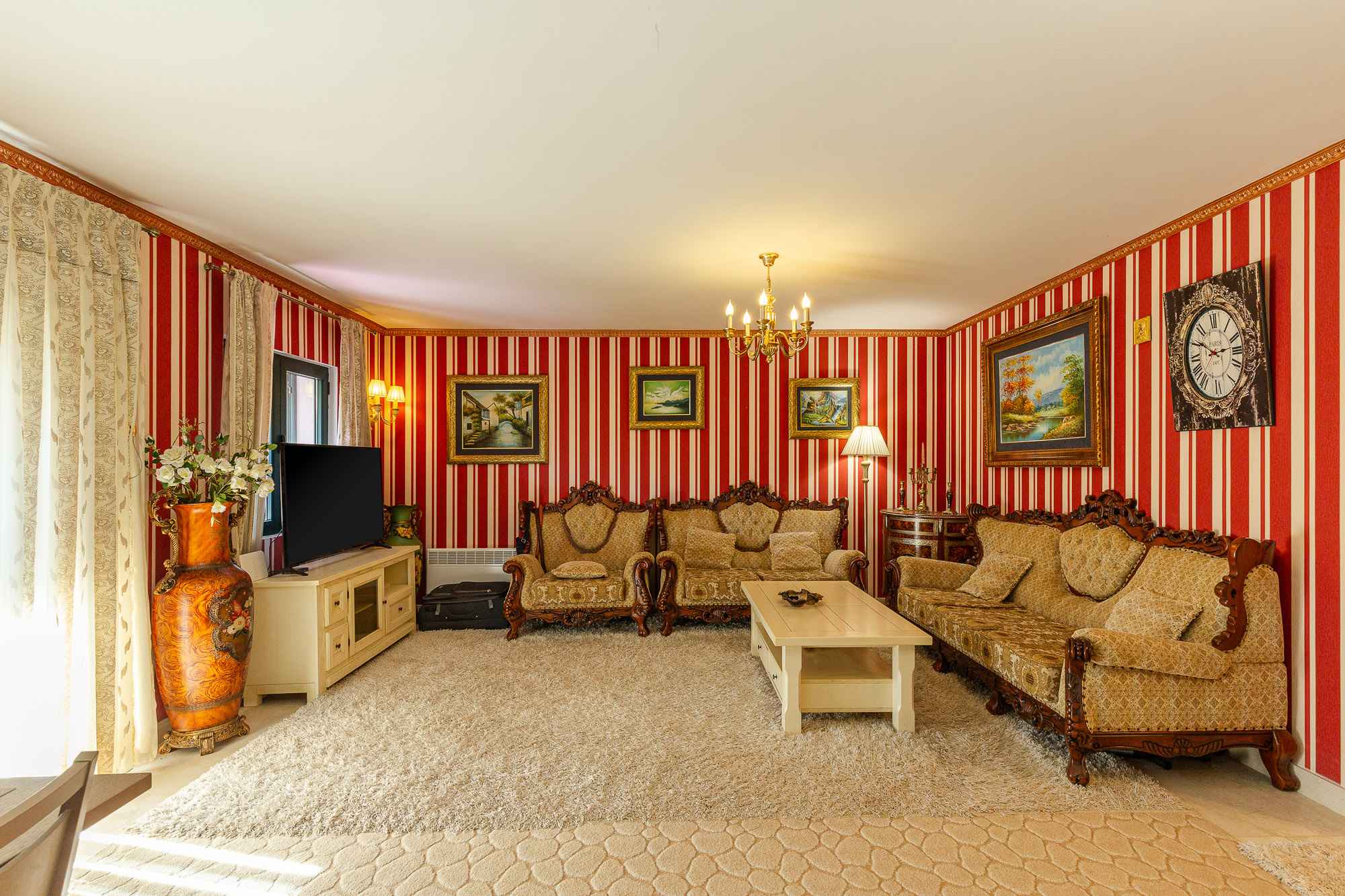 Lastva'da 174 m², Üç Katlı 3+1 Ev