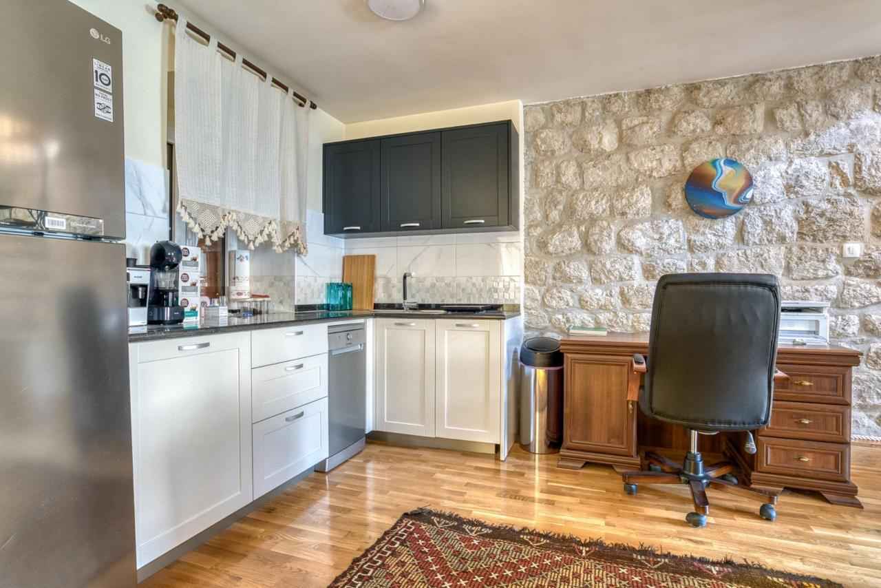 Villa en pierre à Prčanj avec vue panoramique sur la baie - Image 13