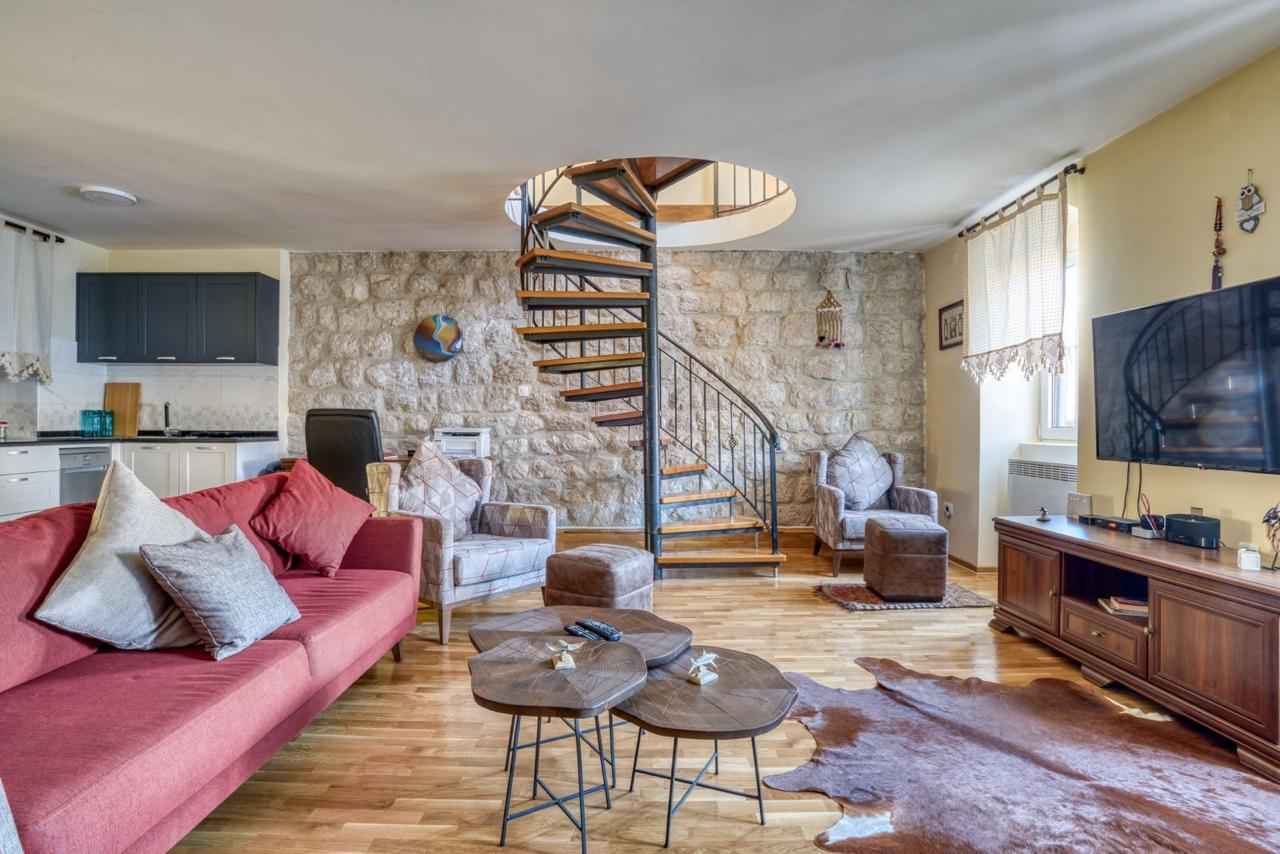 Prčanj'da Panoramik Körfez Manzaralı Taş Villa