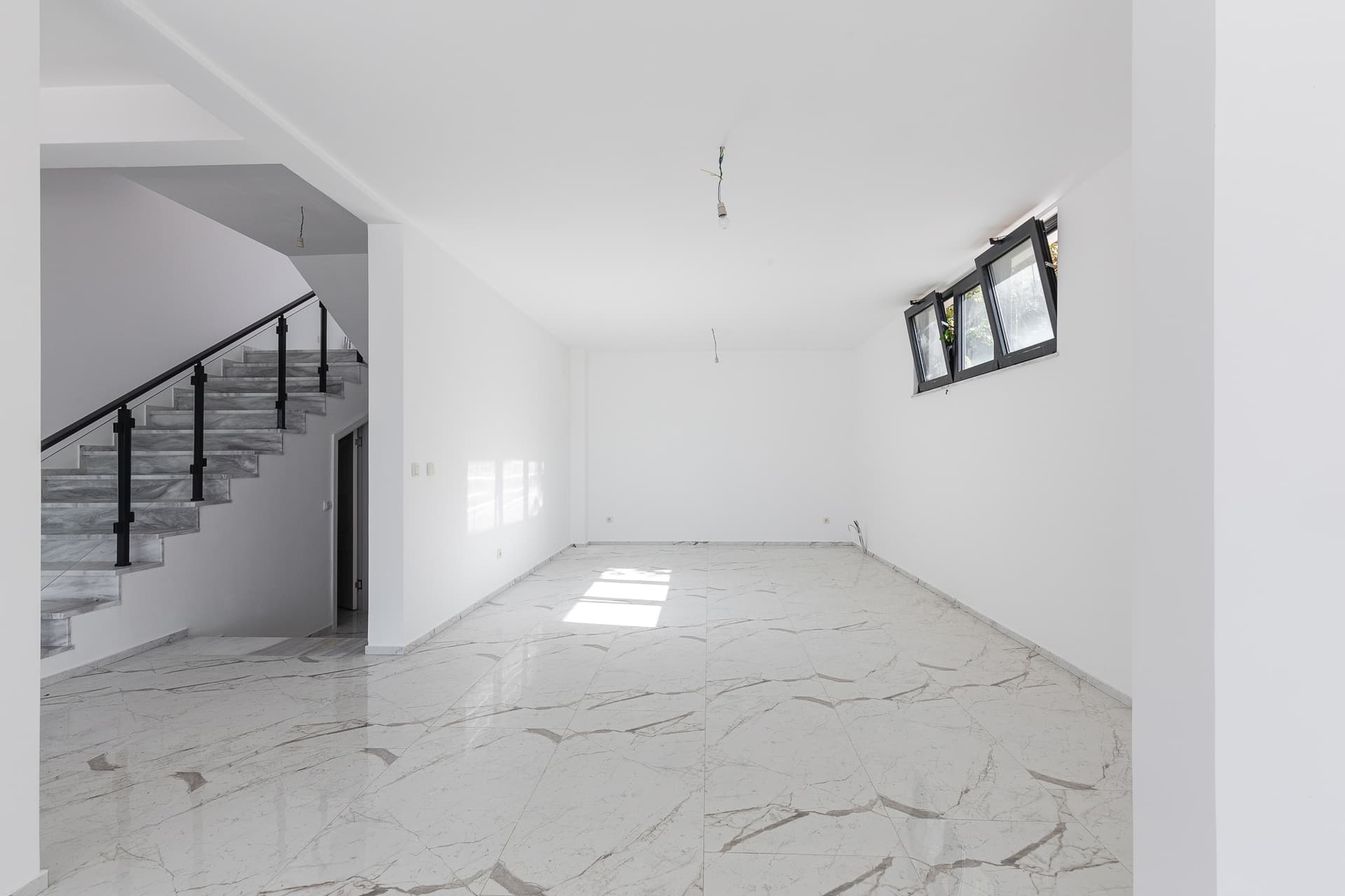 Bar'da Özel Deniz Erişimi Olan Deniz Kenarı Villa — 2