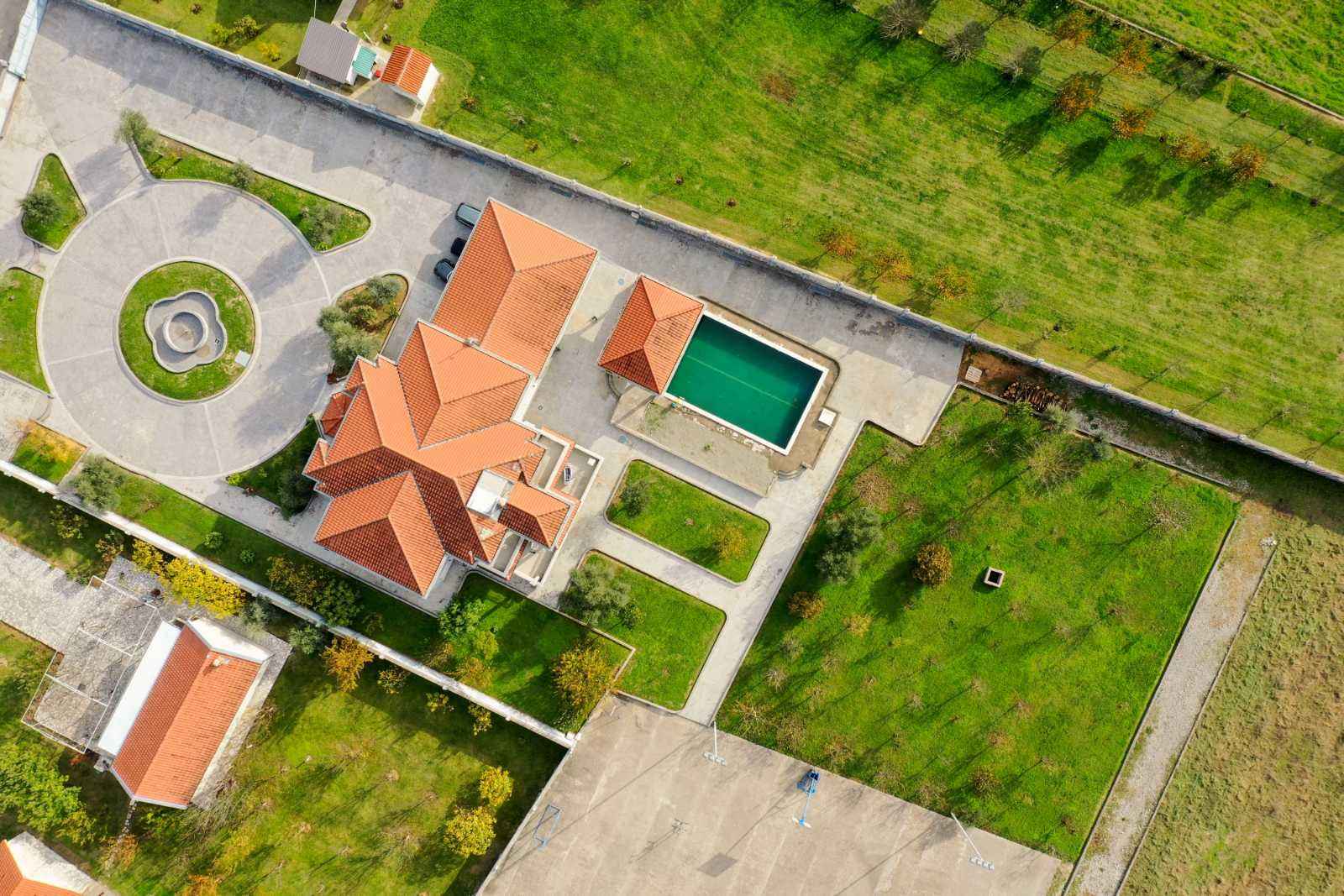 Luxusní vila v Danilovgradu s bazénem a velkým pozemkem - Obrázek 11