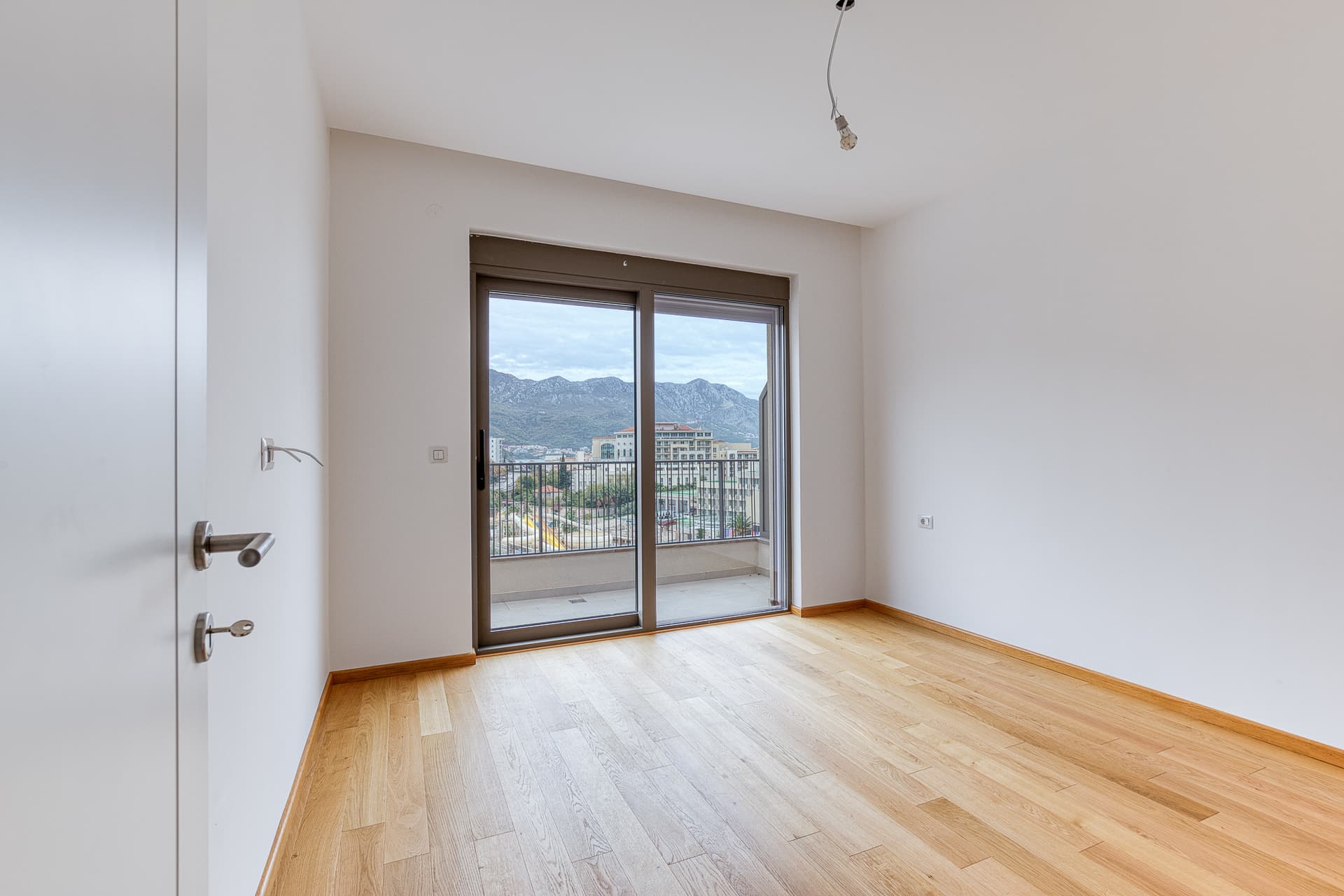 Stan sa 2 spavaće sobe i pogledom na more u novom kompleksu u Bečićima, 85 m² - Slika 10