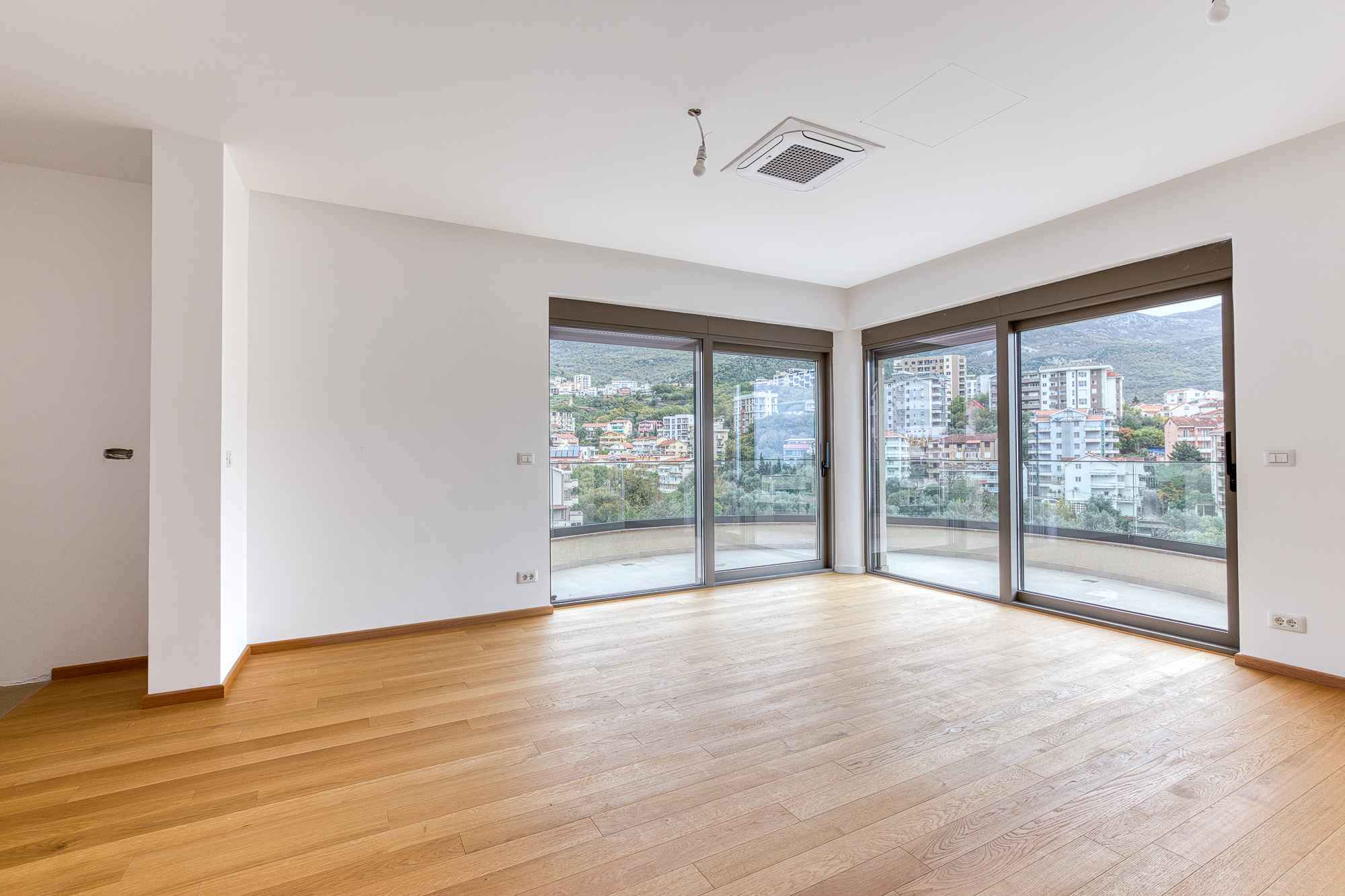 Stan sa 2 spavaće sobe i pogledom na more u novom kompleksu u Bečićima, 85 m² - Slika 6