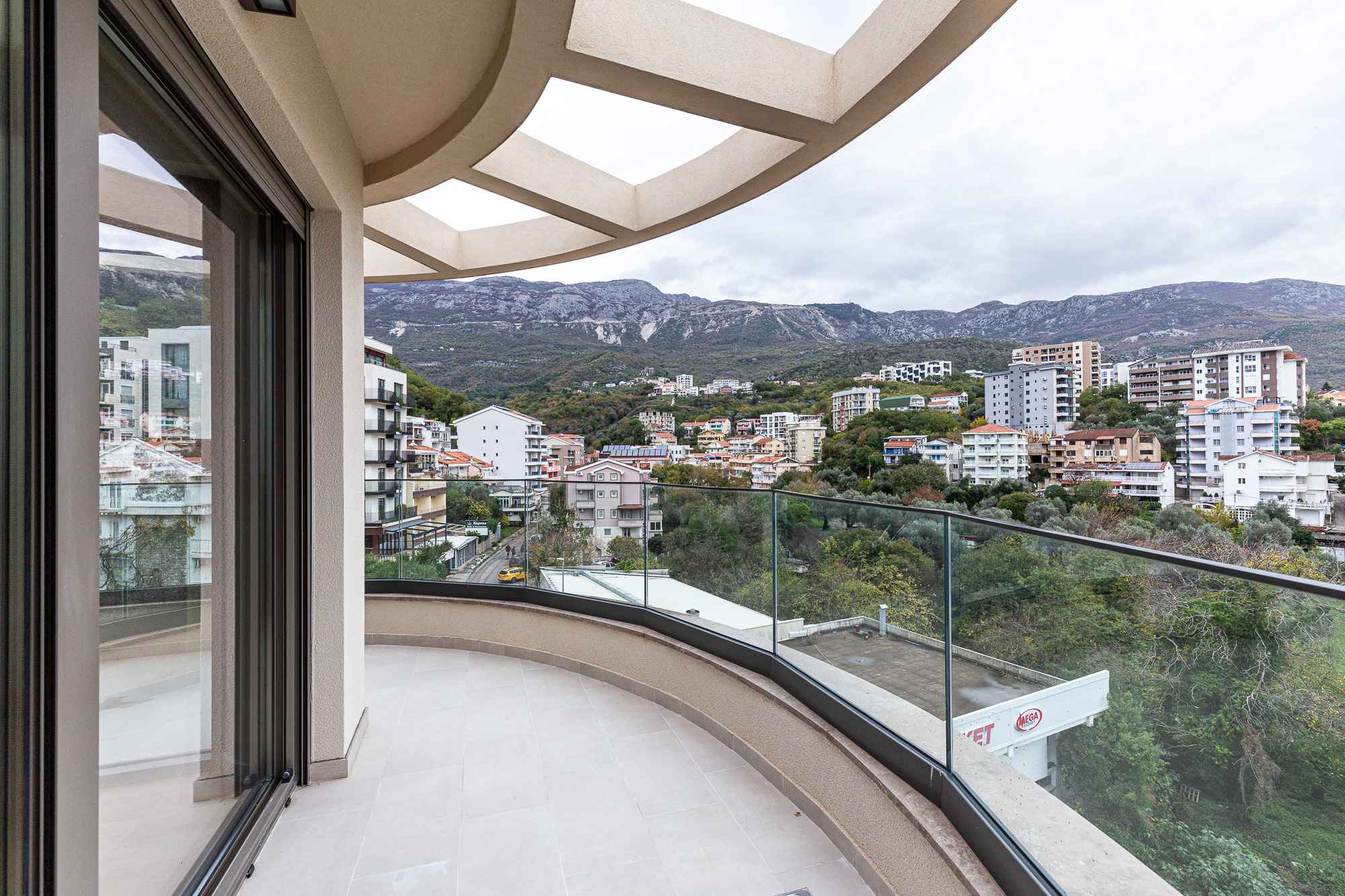 Stan sa 2 spavaće sobe i pogledom na more u novom kompleksu u Bečićima, 85 m² - Slika 2