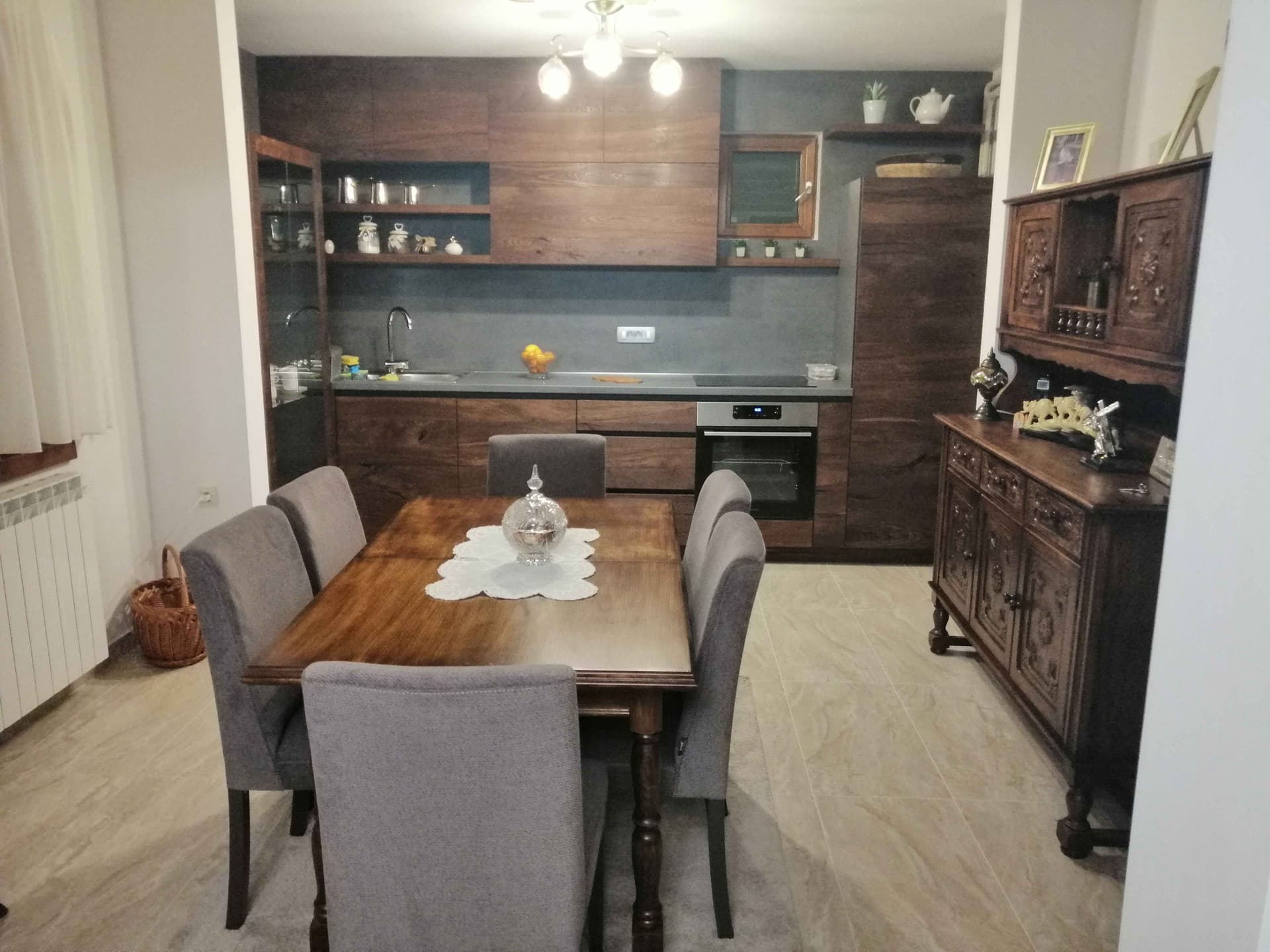 Budva'da Geniş Dört Katlı Ev - Görsel 9