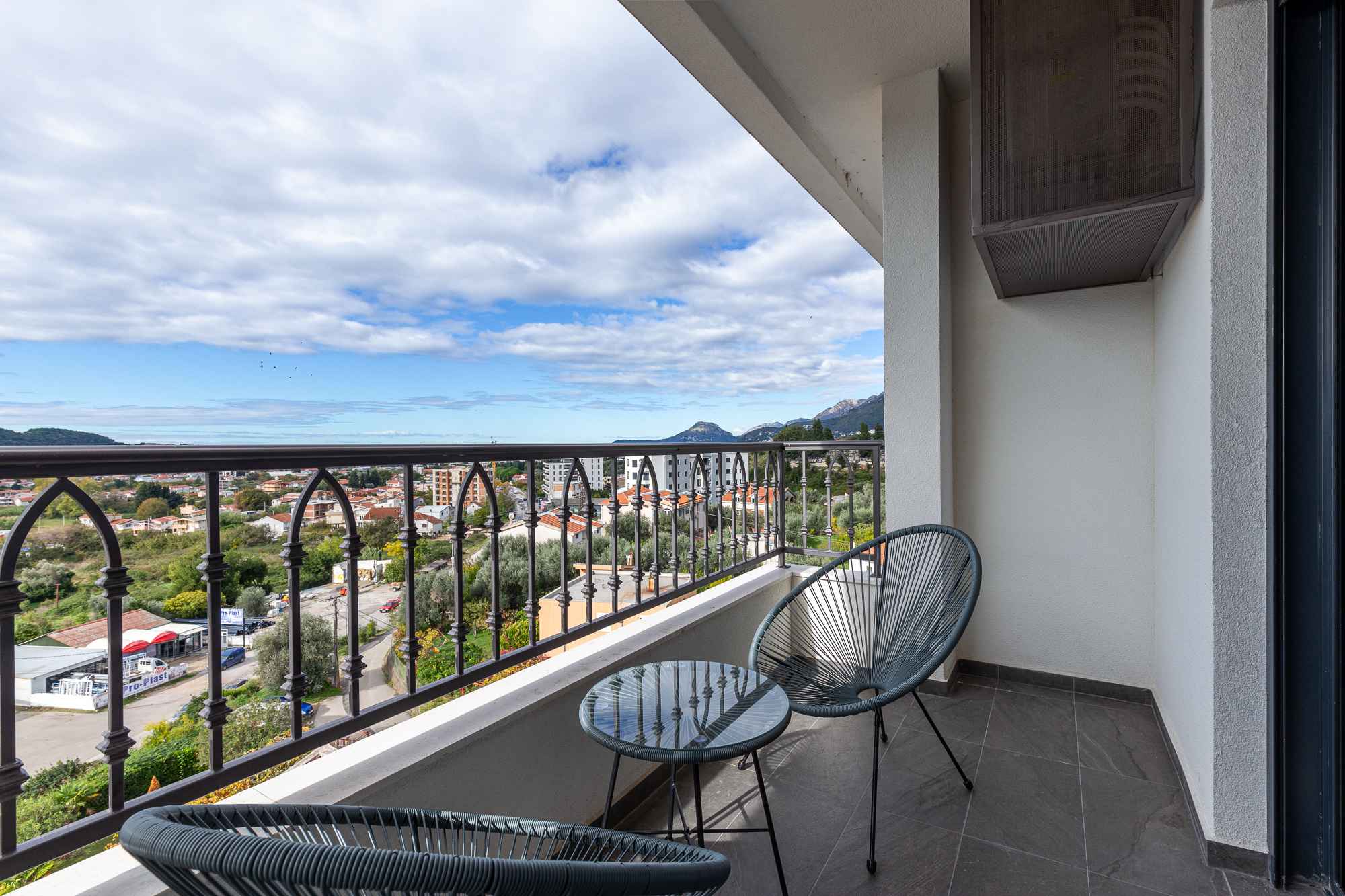 شقة مشرقة من غرفتي نوم في بار مع إطلالة على البحر
