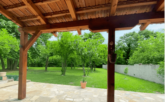 Două case renovate pe un teren de 5.000 m² în Kujava, Danilovgrad - Imaginea 9