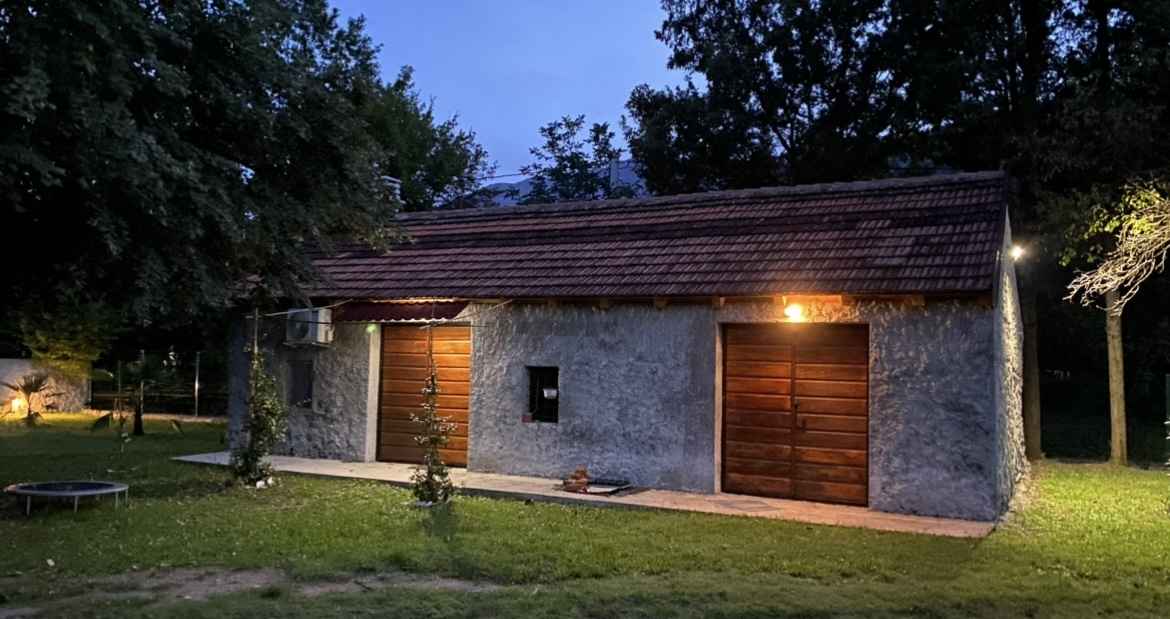 Dve renovirane kuće na placu od 5.000 m² u Kujavi, Danilovgrad — 2
