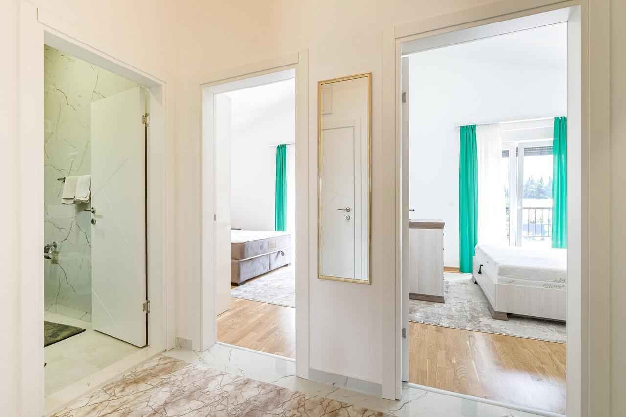 Tivat, Donja Lastva'da Deniz ve Marina Manzaralı 140 m² Penthouse - Görsel 11