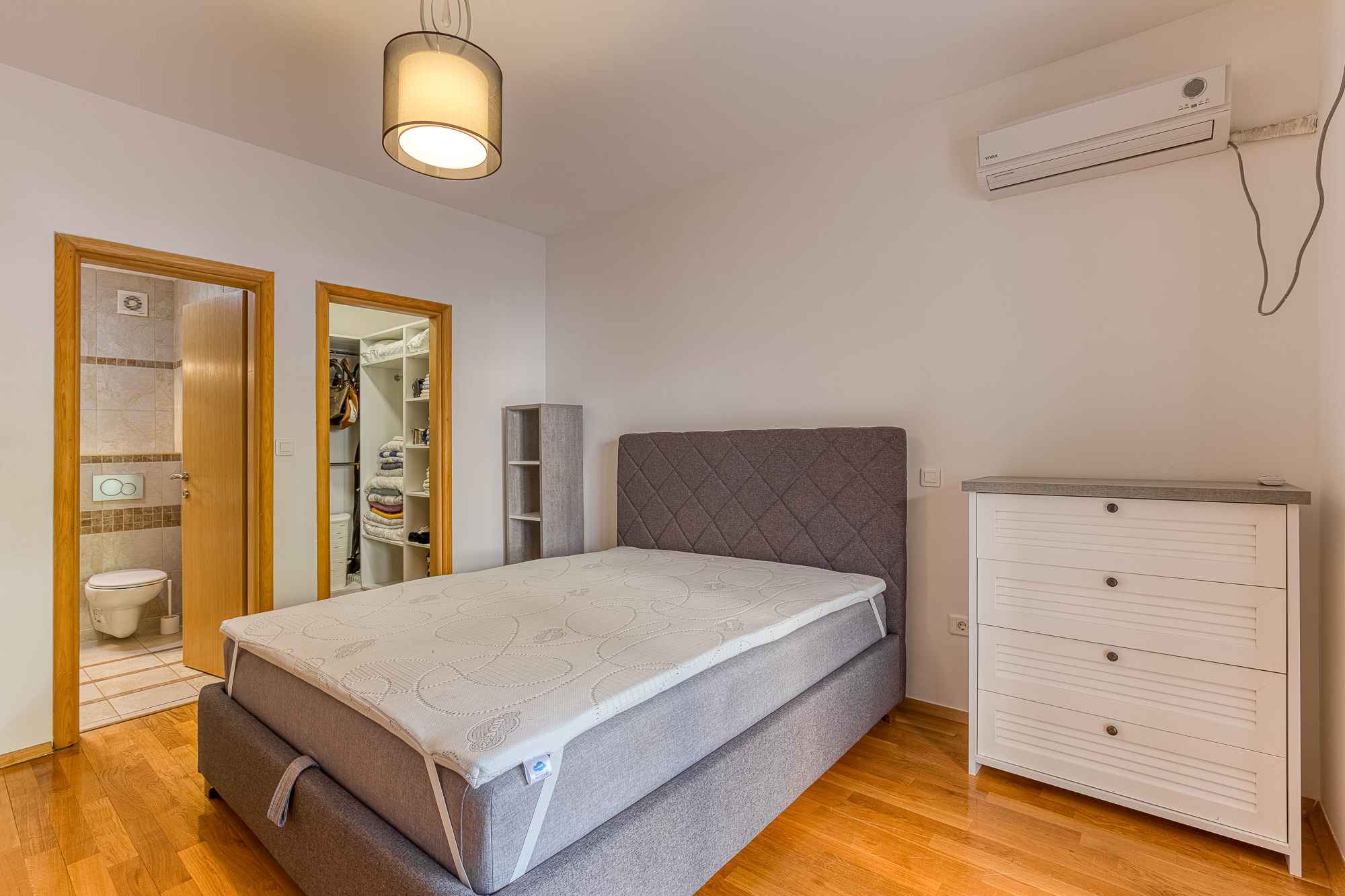 Geräumige vollmöblierte Wohnung mit 2 Schlafzimmern und Garage in Budva - Bild 12