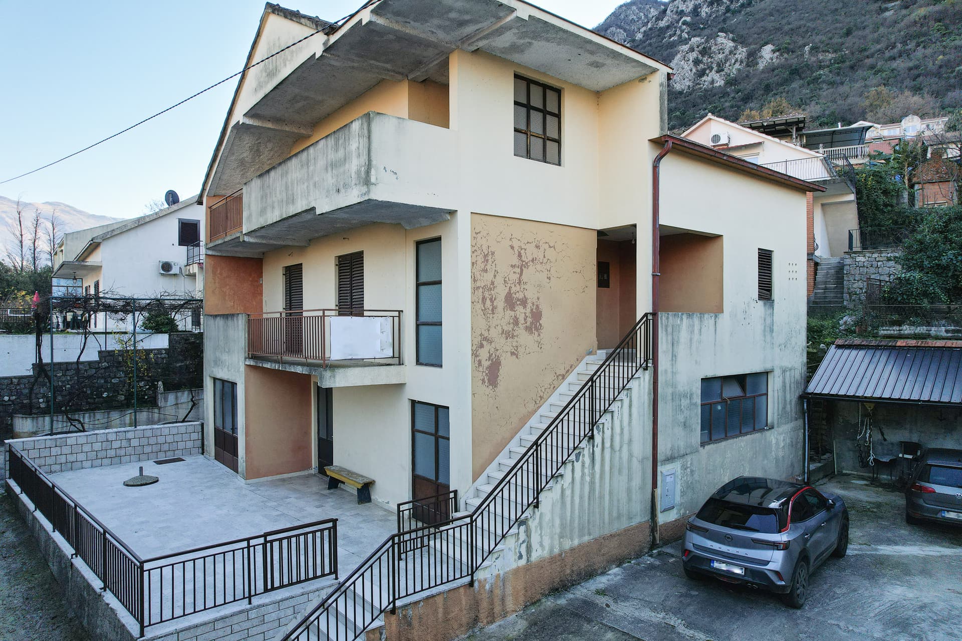 Prčanj'da Denize 150 m, 270 m², 3 Daireli ve Otoparklı Ev — 2