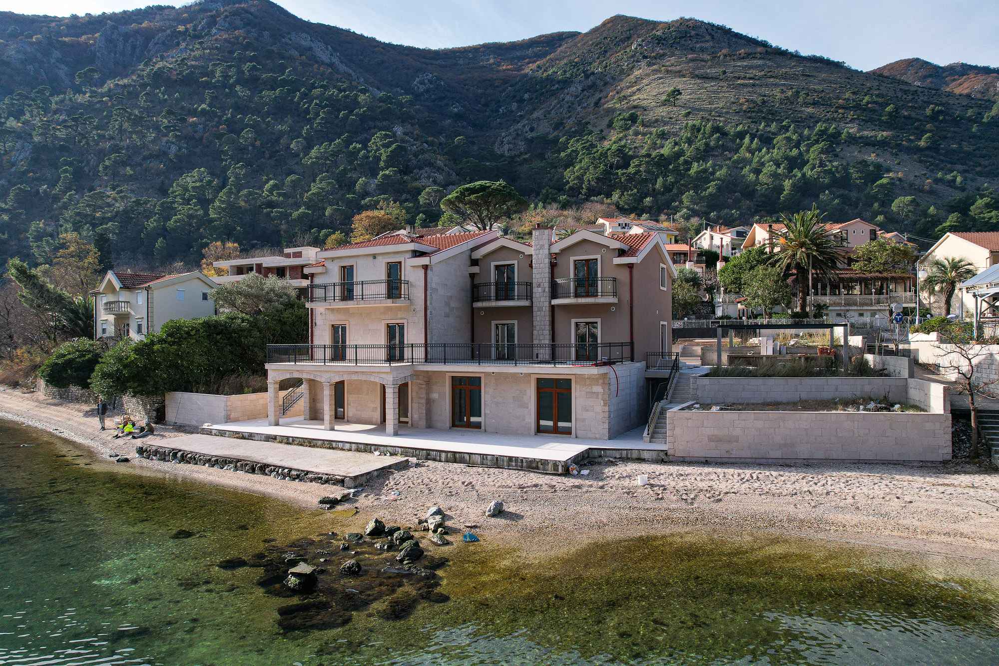 Kotor, Prčanj'da Birinci Deniz Hattında Üç Katlı Villa
