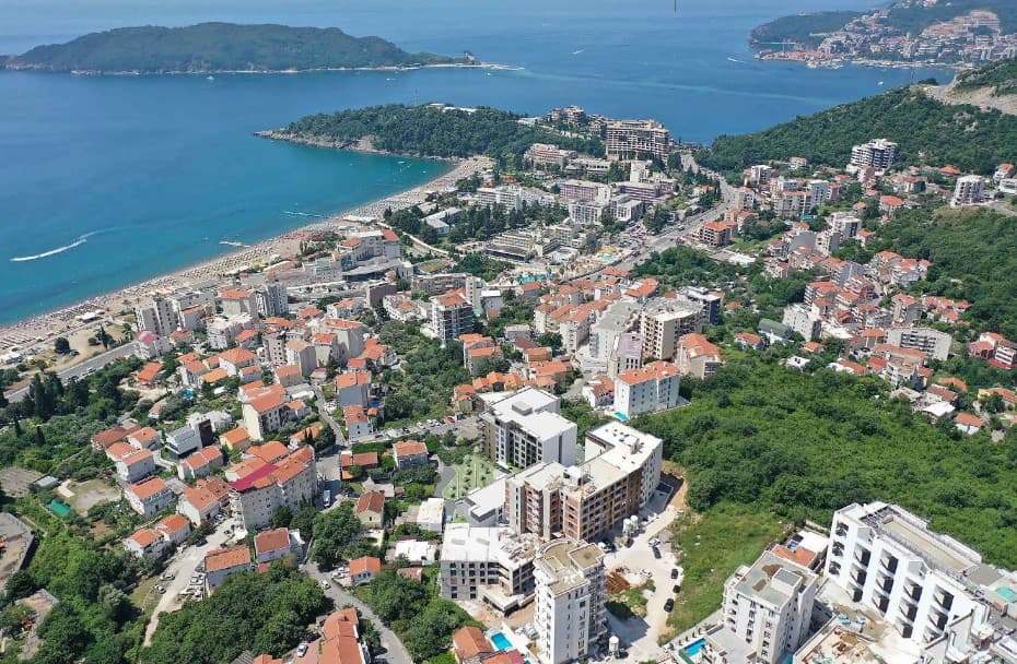 Bečići'de Deniz Manzaralı Yeni Konut Kompleksi