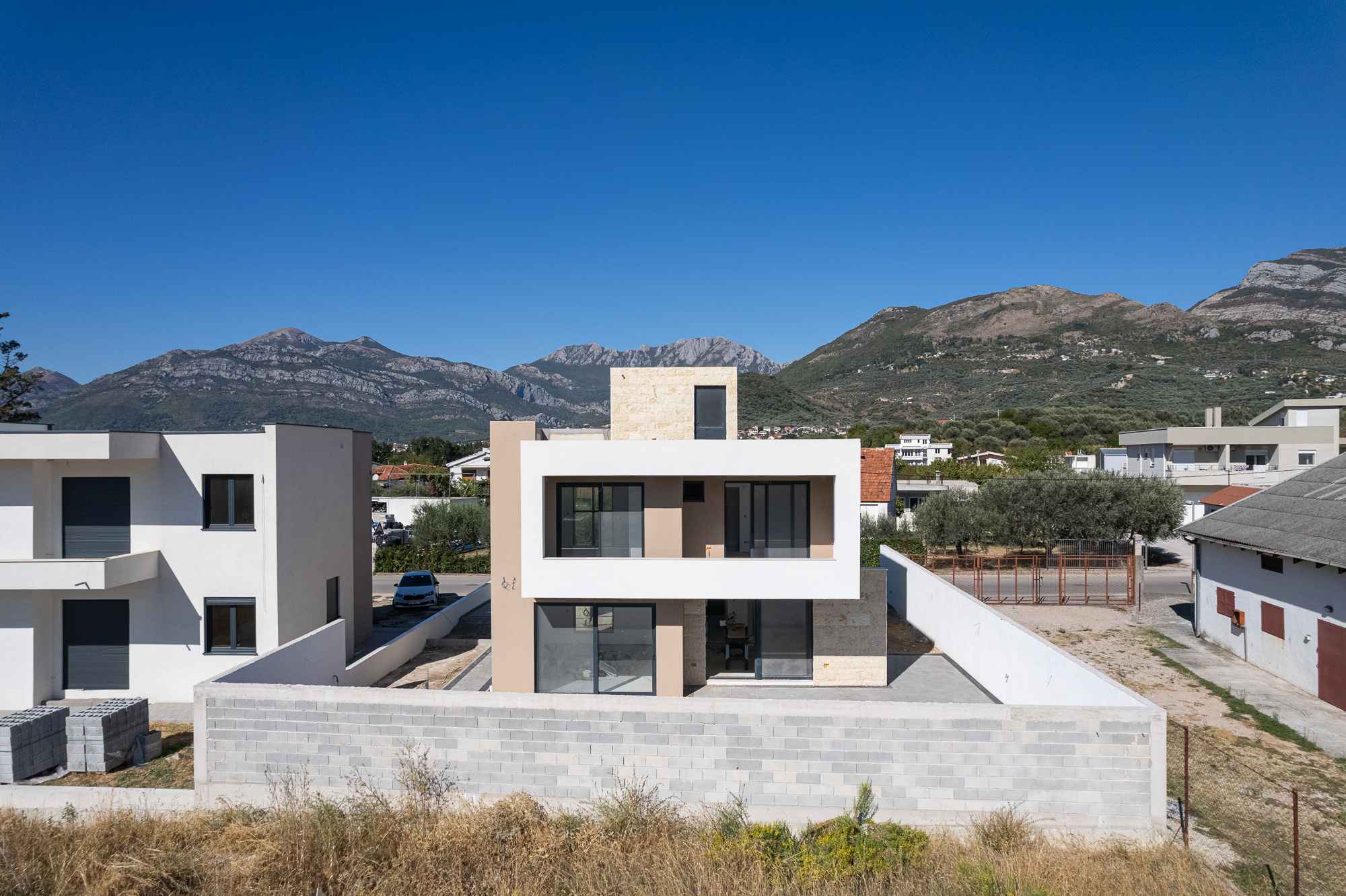 Bar'da Teraslı Modern 3+1 Ev