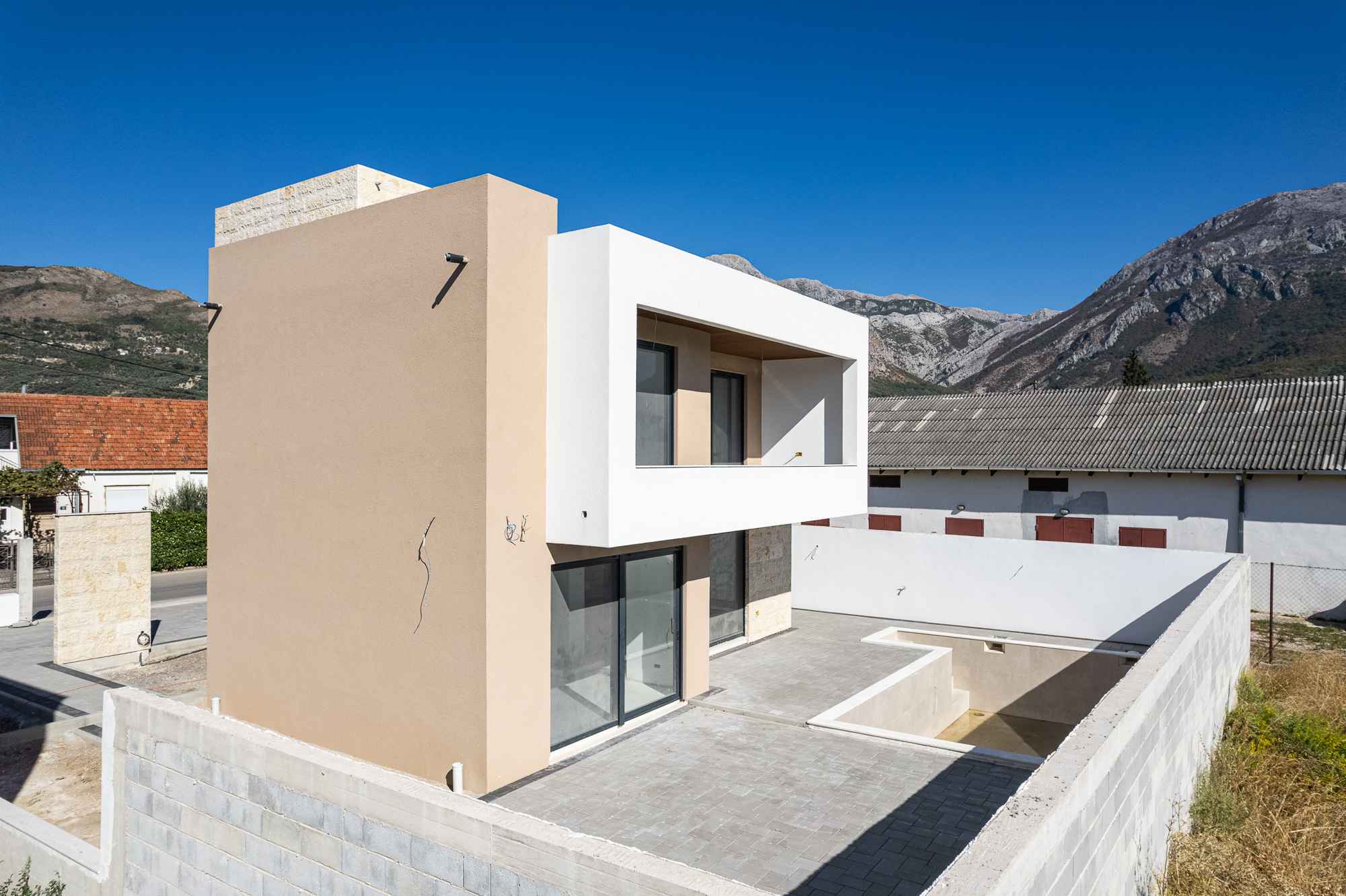 Bar'da Teraslı Modern 3+1 Ev — 2