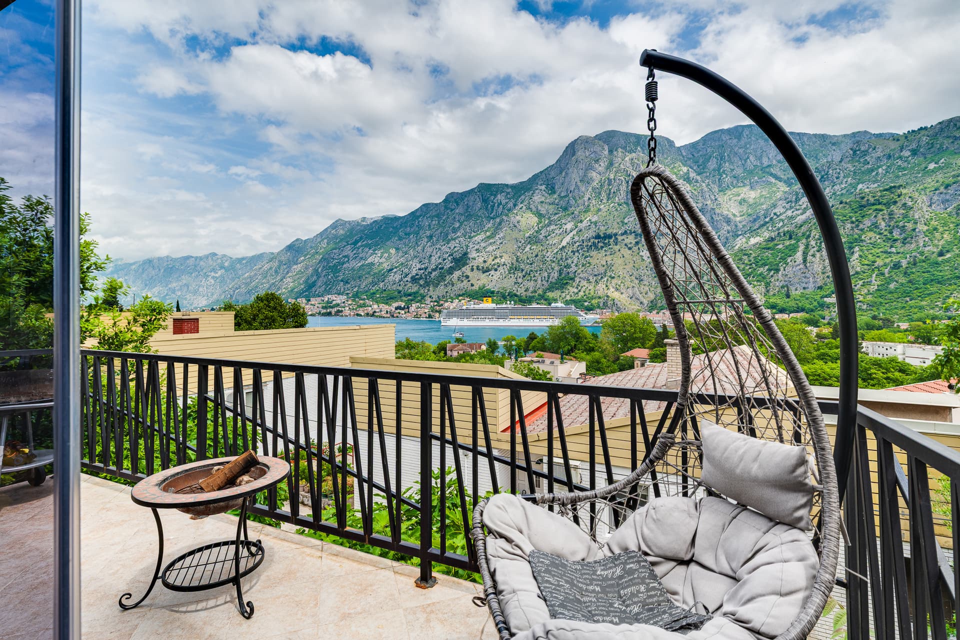 Kotor Eski Şehri Manzaralı Yenilenmiş 4+1 Ev