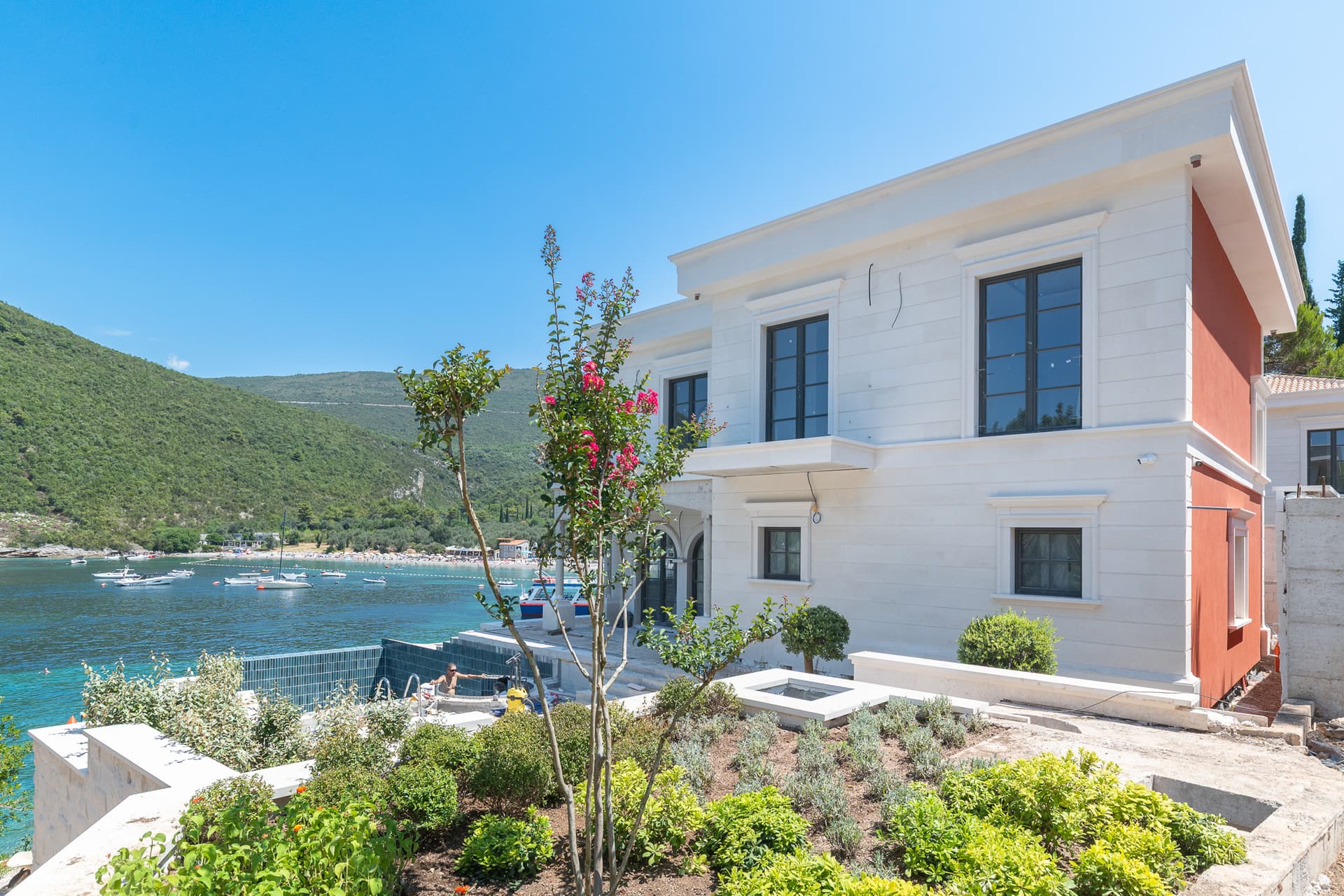 Vila u moře se 3 ložnicemi a bazénem v Luštici, Herceg Novi