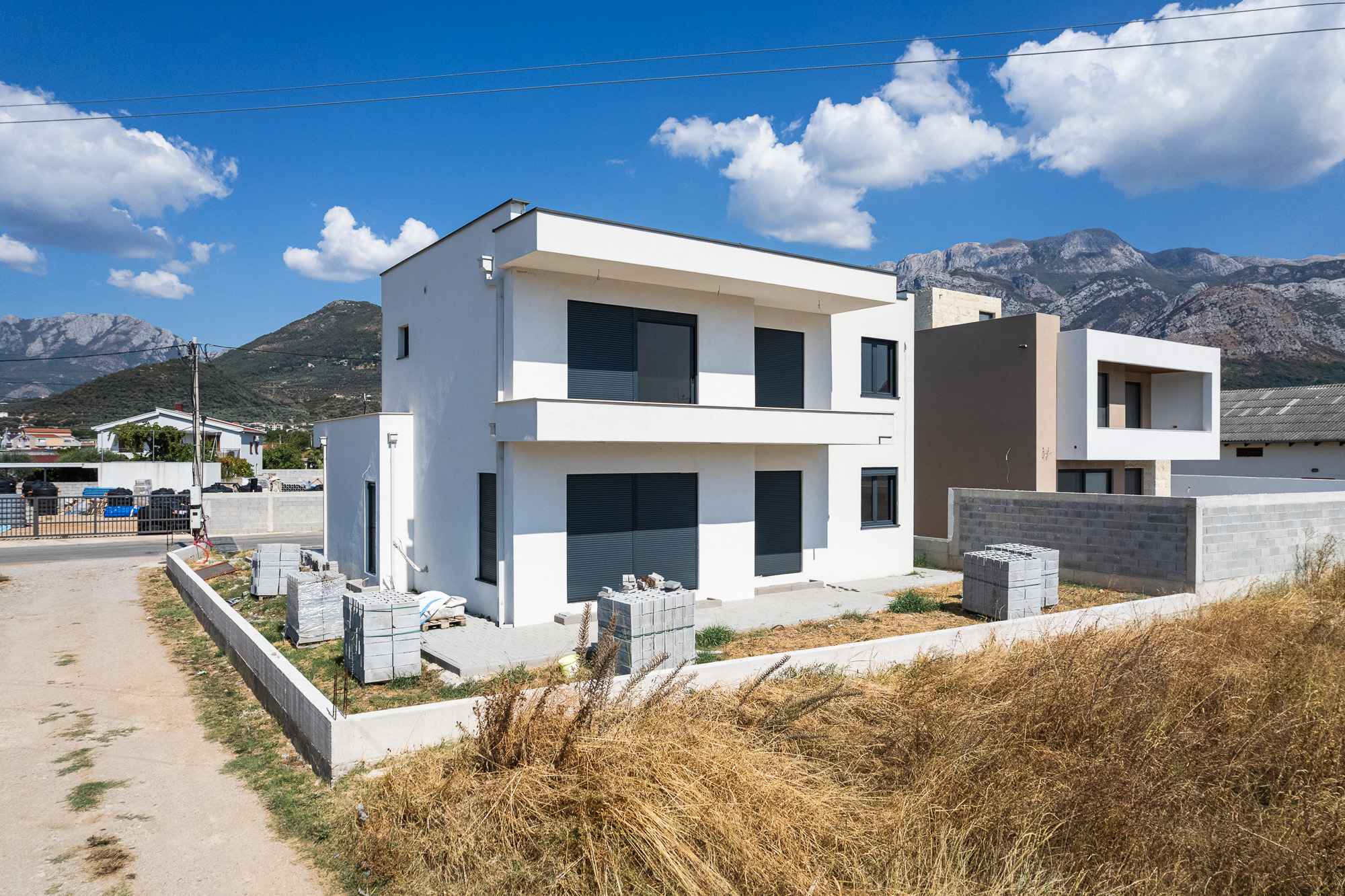 Bar'da 400 m² arsa üzerinde 225 m² lüks ev