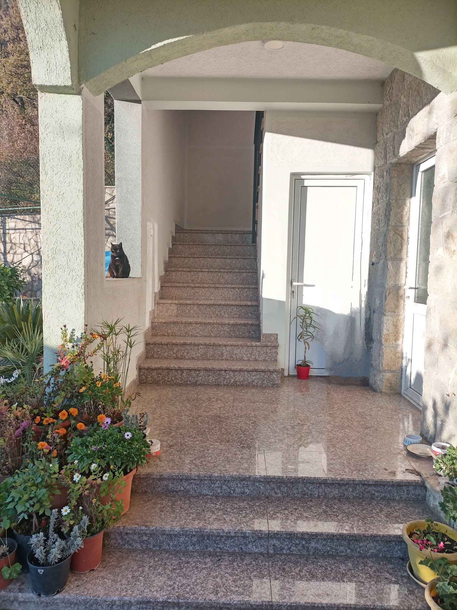 Sutomore, Zagrađe'de 450 m²'lik Üç Daireli Ev — 2