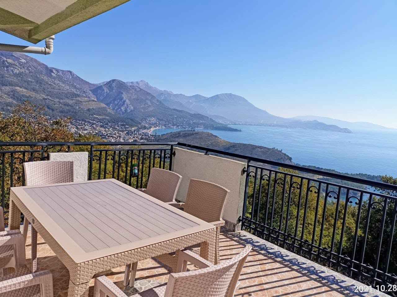 Sutomore, Zagrađe'de 450 m²'lik Üç Daireli Ev
