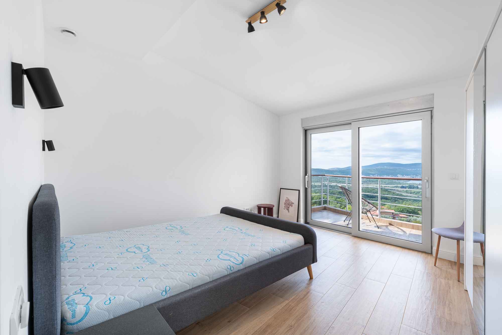 Luxusní penthouse se 3 ložnicemi a výhledem na moře v Kavači, Kotor - Obrázek 13