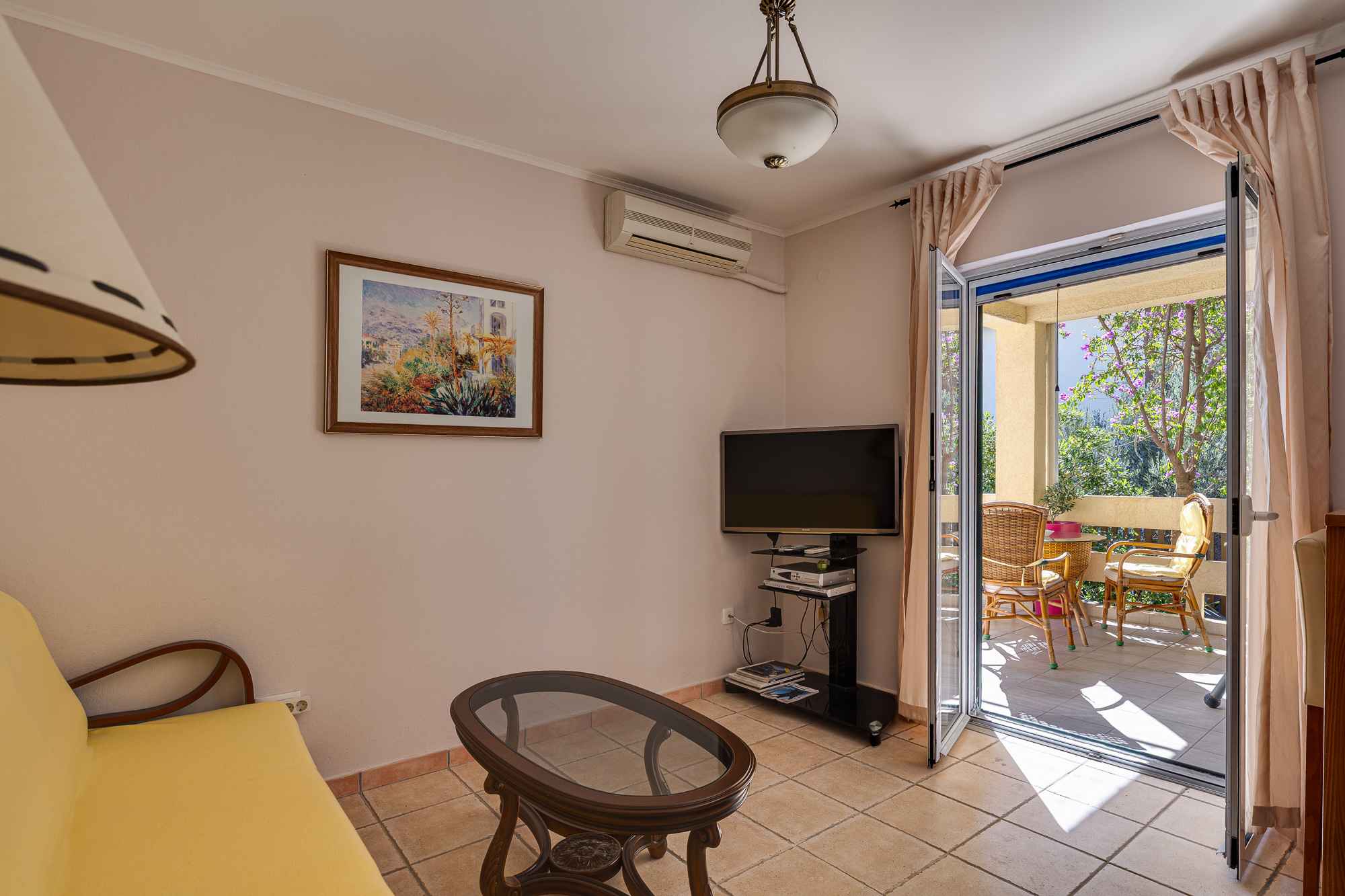 Erdgeschosswohnung mit 3 Schlafzimmern und privatem Eingang sowie Meerblick in Šušanj, Bar - Bild 2