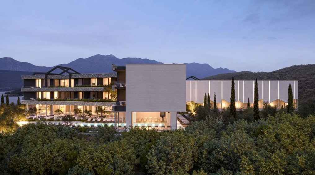 Krašići, Tivat'ta 5 Yıldızlı Otel Projesi ile Denize Sıfır Arsa — 15,995 m² - Görsel 3