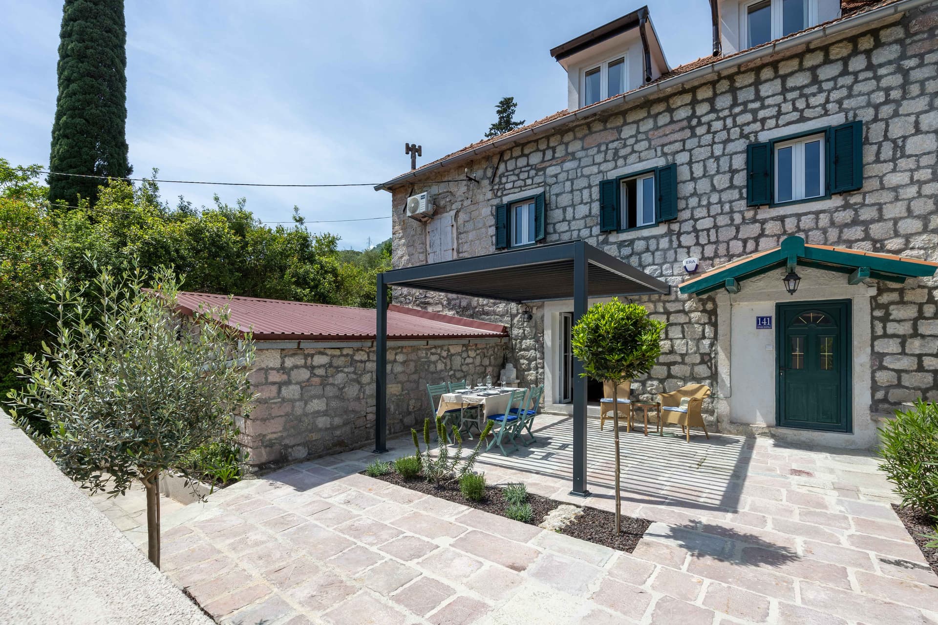 Fully renovated 3-bedroom stone house with spacious terrace in Đurići