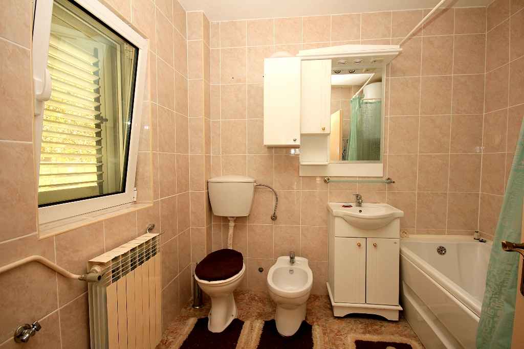 Budva, Reževići'de 174 m2, 2 katlı, Havuzlu ve Dağ Manzaralı Ev - Görsel 8