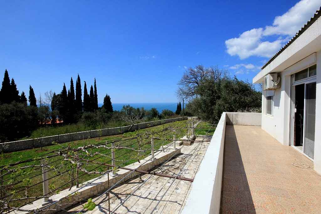 Budva, Reževići'de 174 m2, 2 katlı, Havuzlu ve Dağ Manzaralı Ev