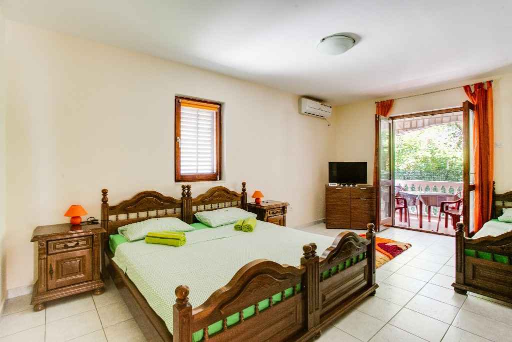 Budva'da Satılık Mini Otel — 2