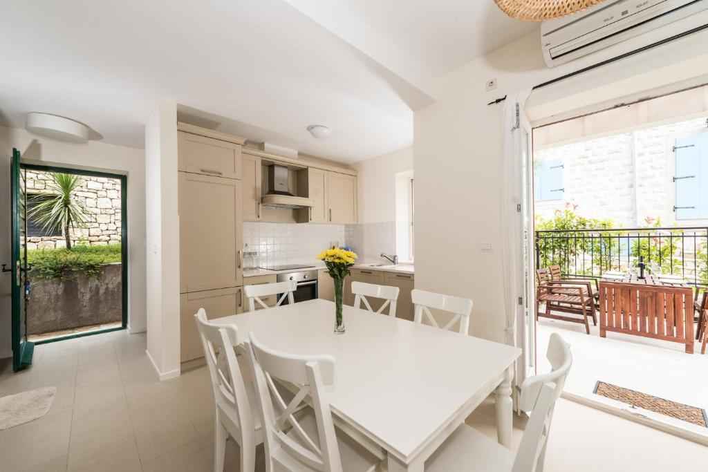 Casă înșiruită modernă cu vedere la mare în Lucici, Herceg Novi - Imaginea 3