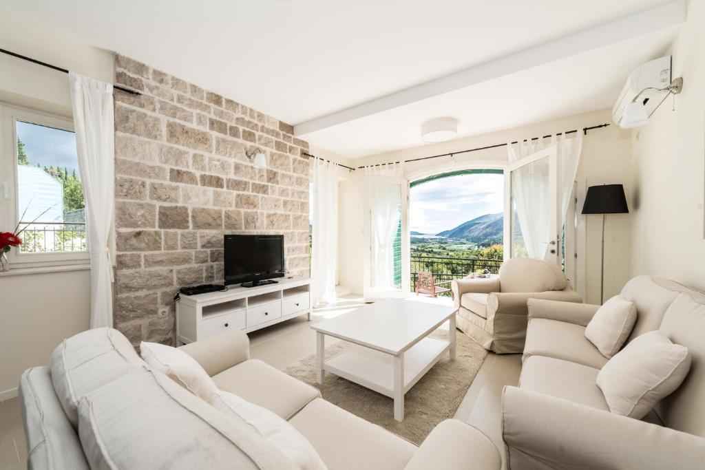 Moderní řadový dům s výhledem na moře v Lucici, Herceg Novi