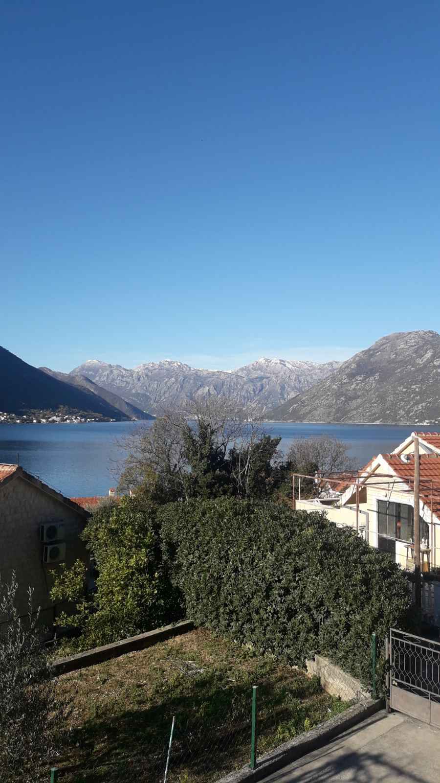 Kotor, Dobrota'da Deniz Manzaralı, Havuzlu 240 m2'lik Ev, 950 m2 Arsa