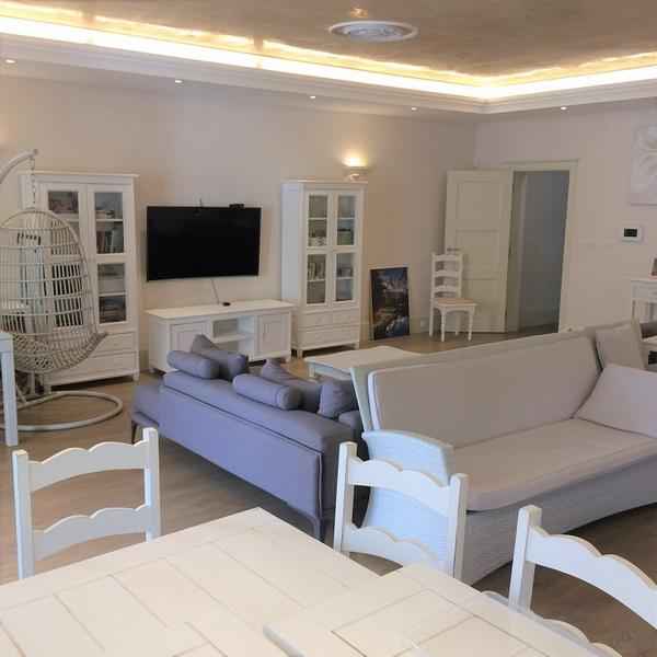 Stoliv'de Havuzlu ve Deniz Manzaralı Modern Ev