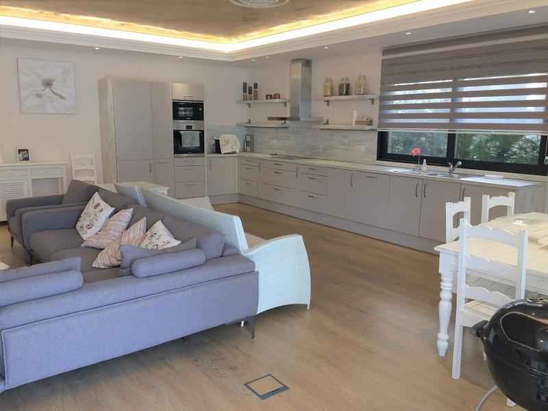 Stoliv'de Havuzlu ve Deniz Manzaralı Modern Ev — 2