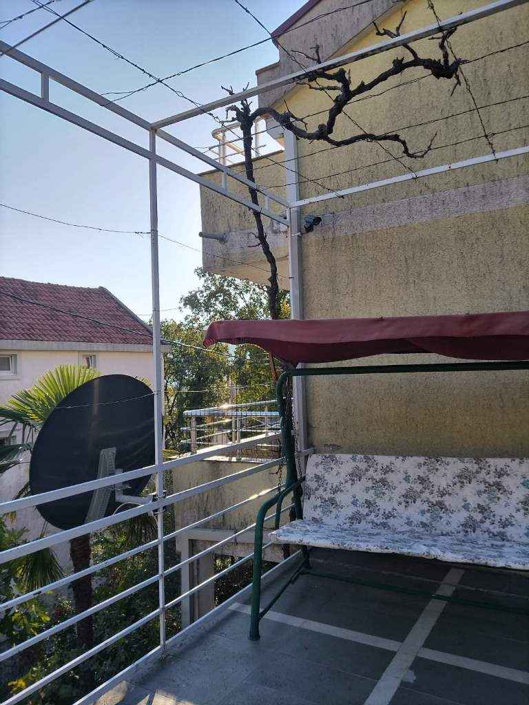 Троскатна куќа во Будва со парцела од 745 м2 и делумен поглед на море - Слика 9