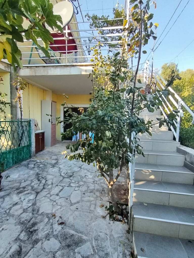 Budva'da 745 m2 arsa ile 3 katlı ev, kısmi deniz manzaralı