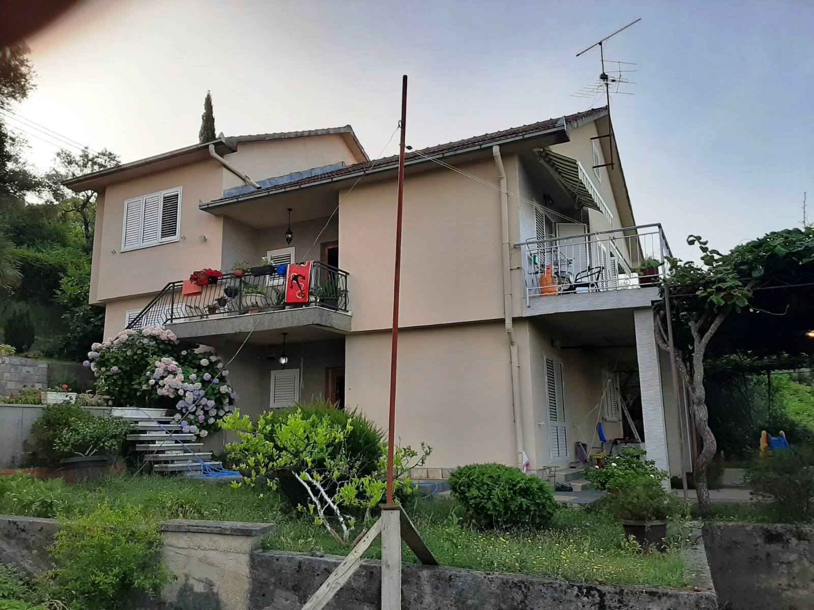 Tivat'ta Harika Manzaralı 210 m2 Ev