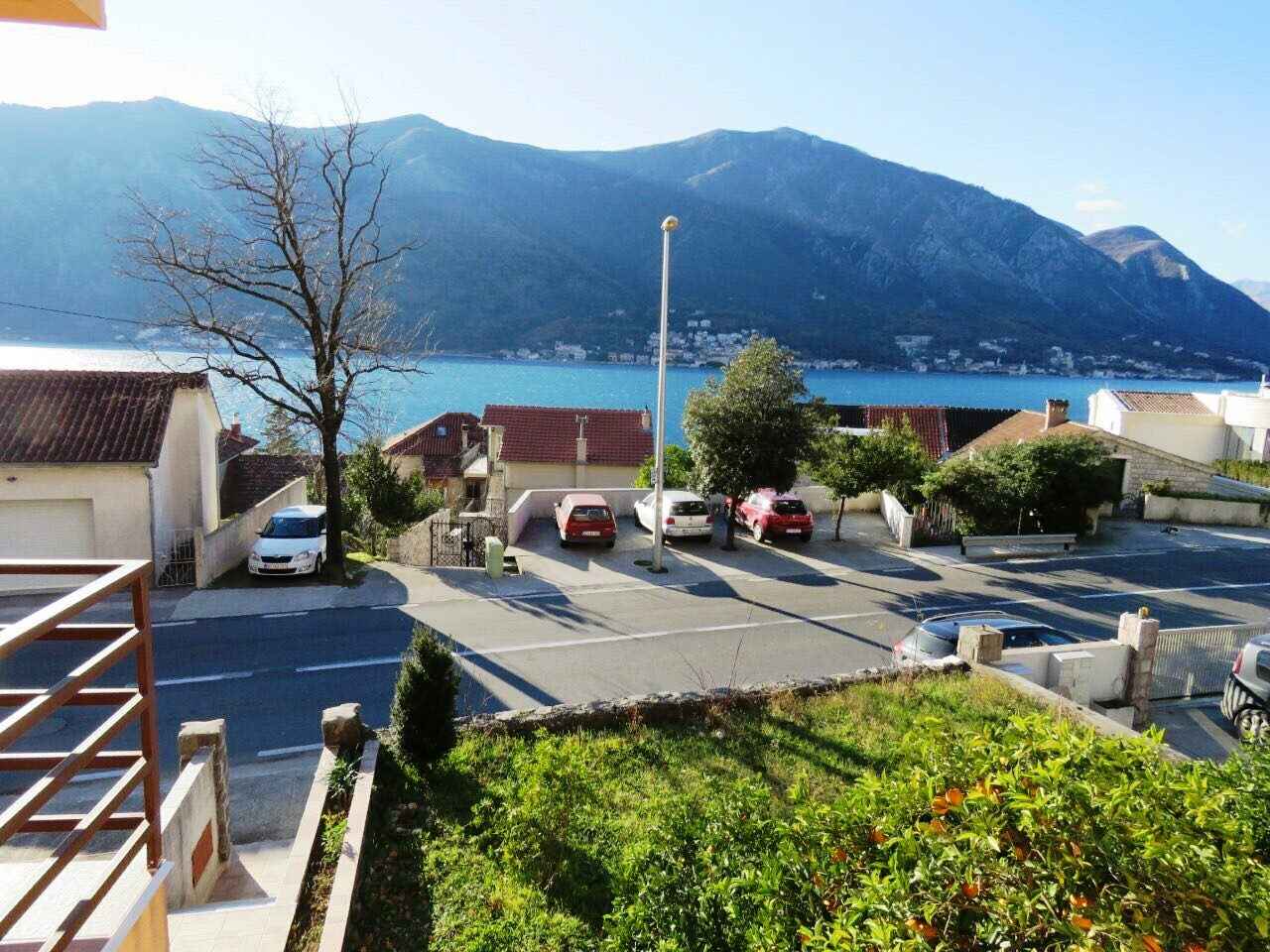 Dobrota'da Deniz Manzaralı Ev