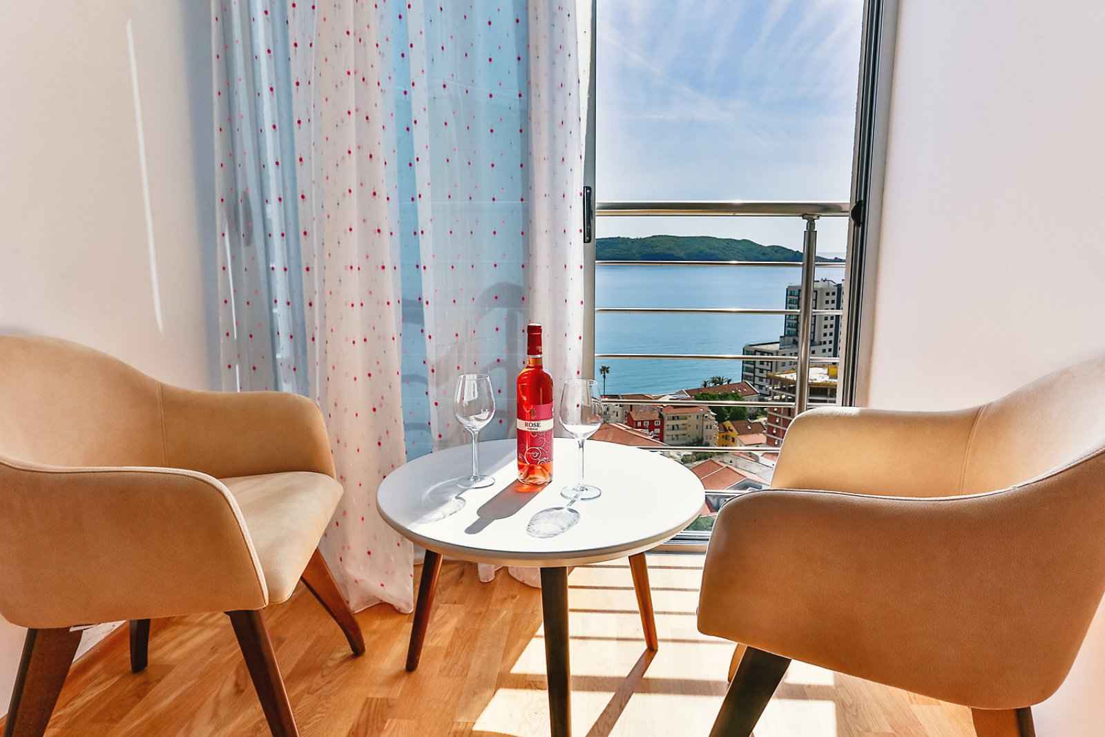 Stan sa 2 spavaće sobe i pogledom na more u Rafailovićima, Budva - Slika 6