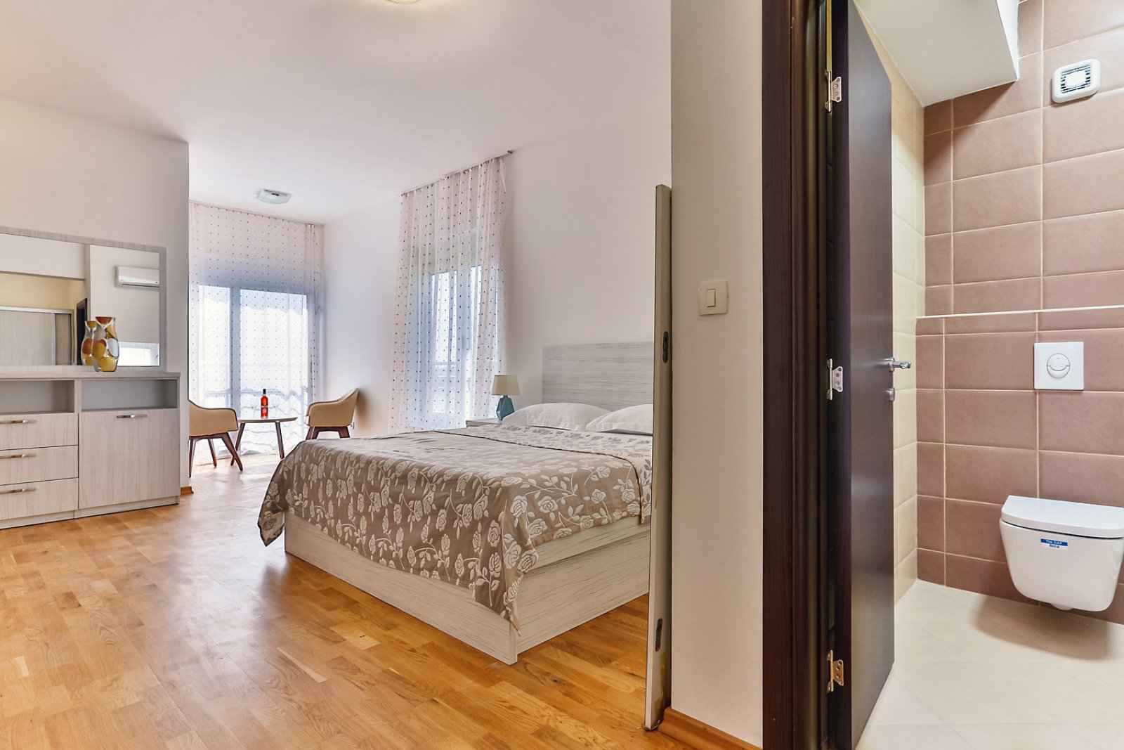 Stan sa 2 spavaće sobe i pogledom na more u Rafailovićima, Budva - Slika 4