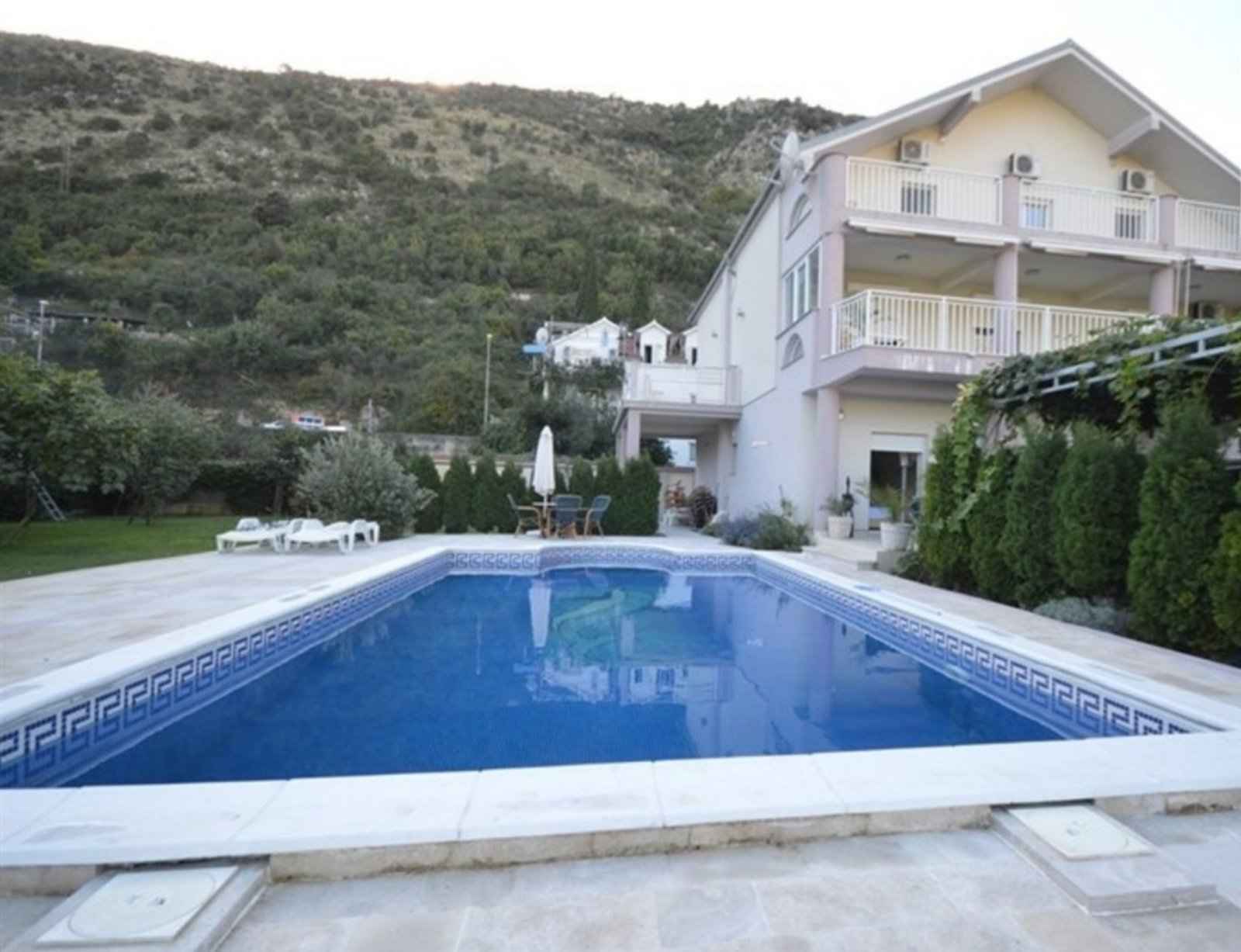 Sutorina'da Havuzlu ve Geniş Bahçeli Ev