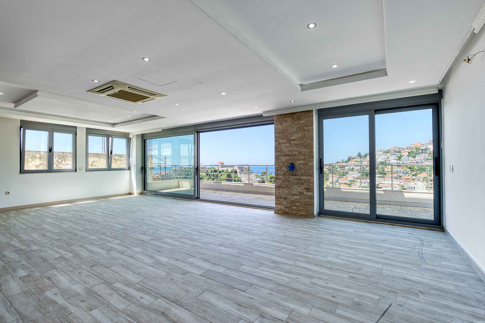 Ulcinj'de Deniz Manzaralı Penthouse — 2