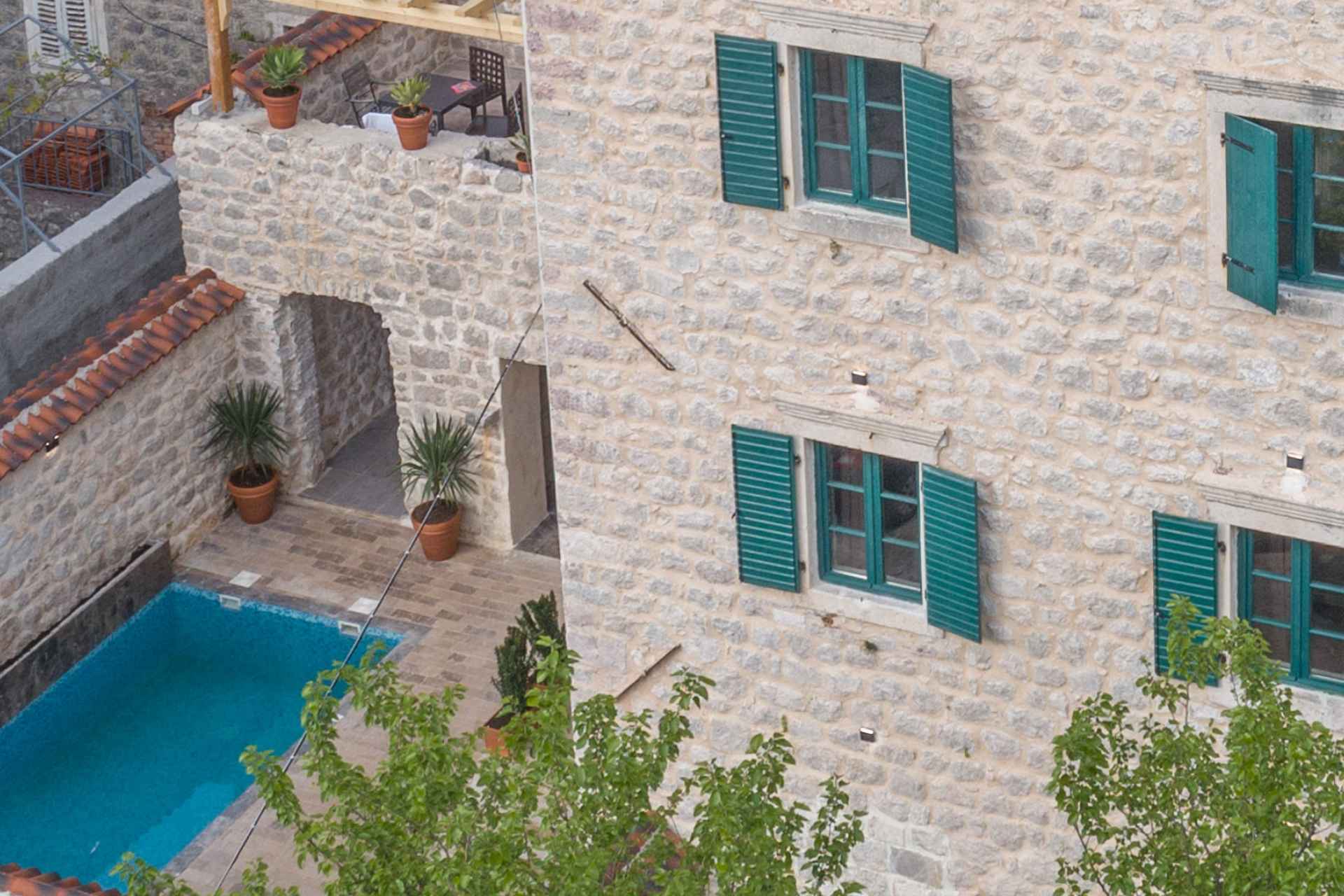 Mini hotel me pishinë pranë Kotorit, 8 njësi apartamenti - Fotoja 8