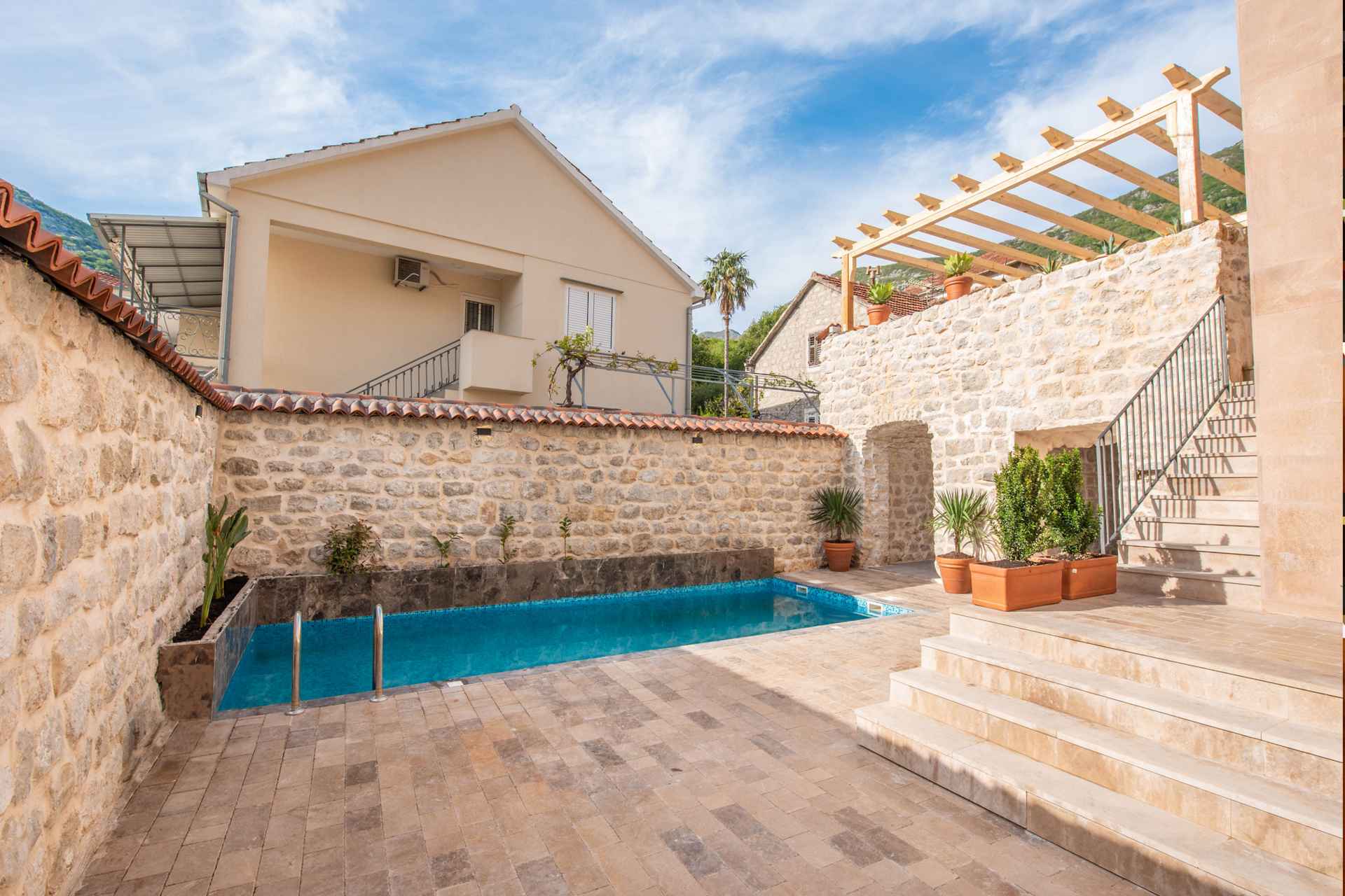 Mini hotel me pishinë pranë Kotorit, 8 njësi apartamenti - Fotoja 9