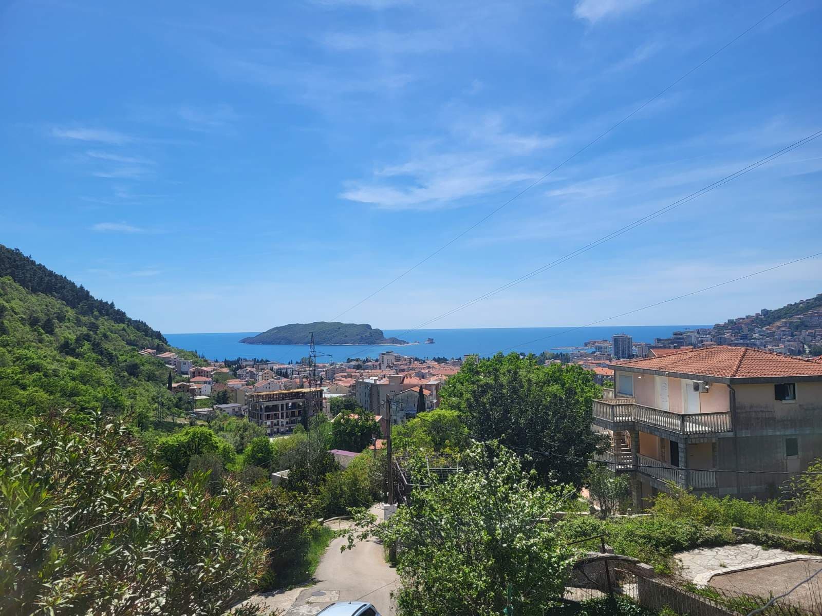 Budva'da Panoramik Deniz ve Şehir Manzaralı Ev