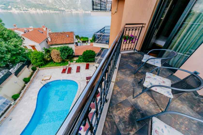 Kotor, Dobrota'da Denize ve Havuzlu 2+1 Daire — 2