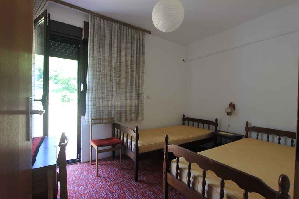 Spacious house with a large yard in Zelenika - Image 4