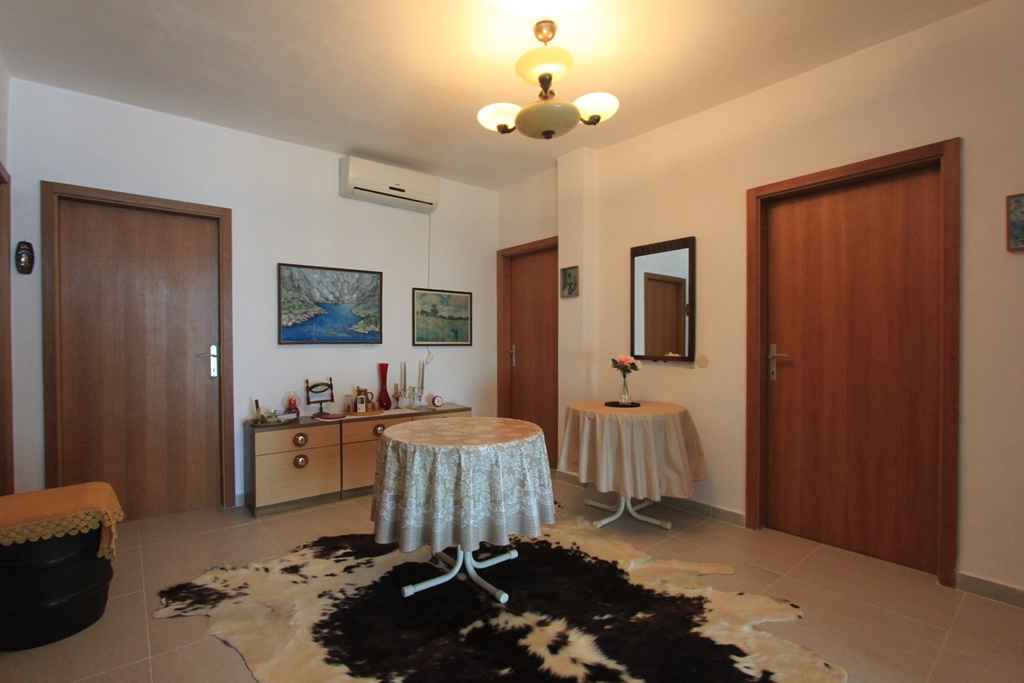 Spacious house with a large yard in Zelenika - Image 9